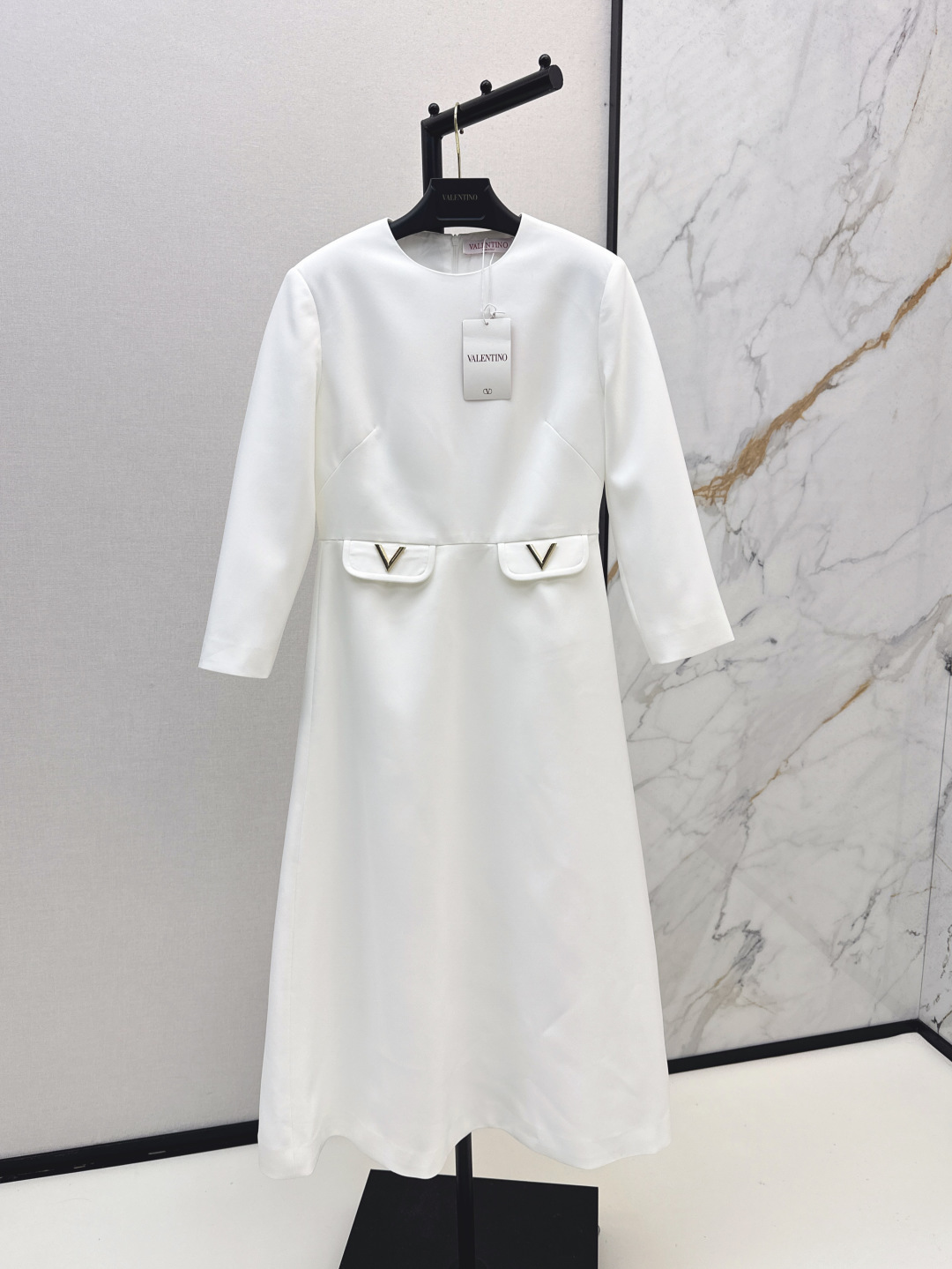 NO:441019,VLTN 25Ss——————The latest pocket hardware decorative long dress with custom imported fabric in early autumn, textured and glossy, long sleeve round collar three-dimensional waist-hugging tailoring, details improve the precision, back zipper design, adjust elasticity and more convenient to put on and off, V-shaped metal logo embellishes the flip pocket, rich layers and points at the same time, add up and down proportions, making the long skirt hem more modify the body lines and add exquisite charm, high-end and noble outfit, two colors are available for sale in stock, sml, skirts, alexander wang19860909VLTN 25Ss————早秋最新款口袋五金装饰长款连衣裙定制进口面料 质感光泽 长袖圆领立体收腰剪裁 细节提升精致度 后背拉链设计 调节松紧更方便穿脱 V字金属徽标点缀翻盖口袋处 丰富层次 同时加分上下比例 让长裙下摆裙身更修饰身材线条 增添精致魅力 穿搭高级贵气 两色现货发售sml,,skirts,alexander wang,Women's clothing