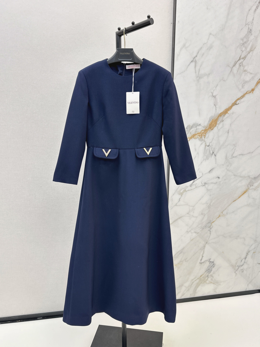 NO:441012,VLTN 25Ss——————The latest pocket hardware decorative long dress with custom imported fabric in early autumn, textured and glossy, long sleeve round collar three-dimensional waist-hugging tailoring, details improve the precision, back zipper design, adjust elasticity and more convenient to put on and off, V-shaped metal logo embellishes the flip pocket, rich layers and points at the same time, add up and down proportions, making the long skirt hem more modify the body lines and add exquisite charm, high-end and noble outfit, two colors are available for sale in stock, sml, skirts, alexander wang19860909VLTN 25Ss————早秋最新款口袋五金装饰长款连衣裙定制进口面料 质感光泽 长袖圆领立体收腰剪裁 细节提升精致度 后背拉链设计 调节松紧更方便穿脱 V字金属徽标点缀翻盖口袋处 丰富层次 同时加分上下比例 让长裙下摆裙身更修饰身材线条 增添精致魅力 穿搭高级贵气 两色现货发售sml,,skirts,alexander wang,Women's clothing