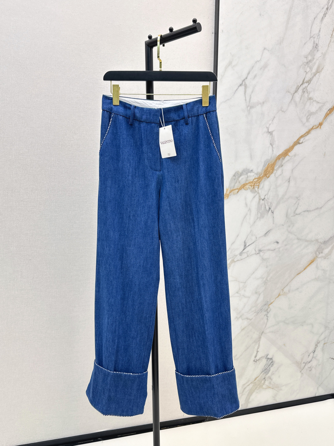 NO:441005,VLTN 25Ss—————The latest denim suit for early autumn casual denim suit jacket + trousers Custom imported twill denim cotton material Soft and delicate High-quality texture Clever and stylish Jacket gun neckline outline embroidery highlights the design sense V-shaped logo buttons are simple and atmospheric, double-breasted adds design highlights High-end style Straight fitting body Contrast contour details echo The set of upper body adds noble and elegant atmosphere One-color split development SML on sale SML long, Jackets & coats, business suit, alexander wang19860909VLTN 25Ss————早秋最新款牛仔套装休闲牛仔西装外套+长裤 定制进口斜纹牛仔棉材质 柔软细腻 质感高级 挺括有型 外套枪驳领轮廓包边走线刺绣 彰显设计感 V字徽标纽扣简约大气 双排扣增加设计亮点 高级洋气 直筒版型 修饰身材 撞色轮廓线细节呼应 成套上身增添高贵优雅气息 一色分开发 现货发售sml 长,,jackets & coats,business suit,alexander wang,Women's clothing