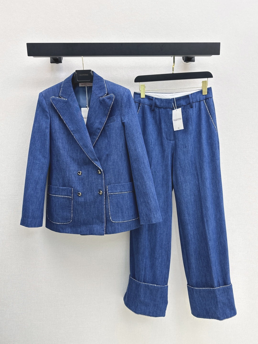 NO:441054,VLTN 25Ss—————The latest denim suit for early autumn casual denim suit jacket + trousers Custom imported twill denim cotton material Soft and delicate High-quality texture Clever and stylish Jacket gun neckline outline embroidery showing the design sense V-shaped logo buttons are simple and atmospheric, double-breasted add design highlights High-end style Straight fitting body shape Contrast contour lines echo details Complete sets of upper body to add noble and elegant atmosphere One-color development SML on sale SML in stock Outside,, Jackets & coats, business suit, alexander wang19860909VLTN 25Ss————早秋最新款牛仔套装休闲牛仔西装外套+长裤 定制进口斜纹牛仔棉材质 柔软细腻 质感高级 挺括有型 外套枪驳领轮廓包边走线刺绣 彰显设计感 V字徽标纽扣简约大气 双排扣增加设计亮点 高级洋气 直筒版型 修饰身材 撞色轮廓线细节呼应 成套上身增添高贵优雅气息 一色分开发 现货发售sml 外,,jackets & coats,business suit,alexander wang,Women's clothing