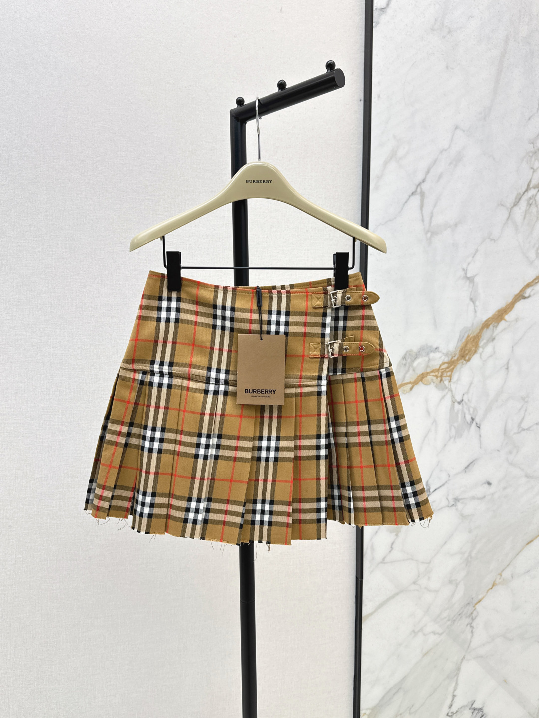 NO:441050,Bur 25Ss—————The latest corduroy lapel double pocket jacket + tassel edge plaid pleated skirt. Super fashionable English college style suit. Short jacket fabric has texture. Paired with A-line high waist design. A set of upper body makes the legs look longer. The contrasting plaid lining splicing is salty, sweet, age-reducing and handsome. The fashionable mental device looks good no matter how you match it. One color is developed. SML half, burberry, skirts, jackets & coats, jackets & coats, alexander wang19860909Bur 25Ss————早秋最新款灯芯绒翻领双口袋外套+流苏边格纹压褶半裙 超洋气的英格兰学院风套装 短款夹克面料有质感 搭配A字高腰设计一套上身超显腿长 外套撞色格纹里布拼接露边细节可盐可甜减龄又帅气 时髦精神器怎么搭都好看 一色分开发 现货发售sml半,,burberry,skirts,jackets & coats,jackets & coats,alexander wang,Women's clothing