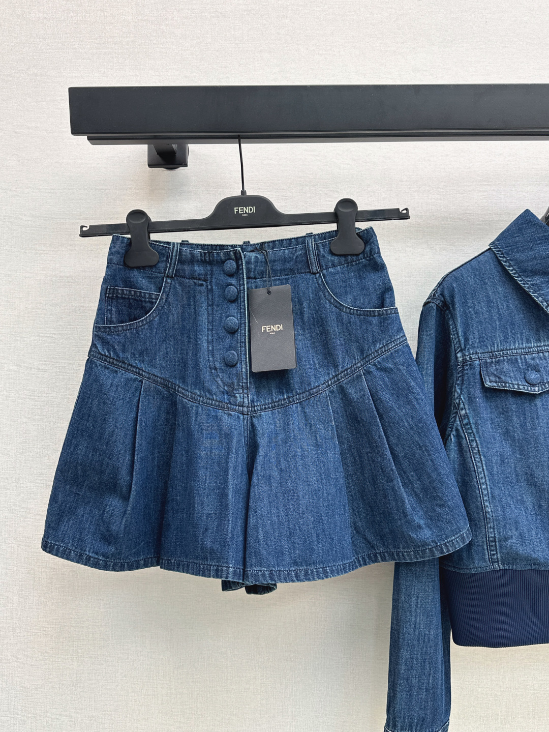 NO:441041,FD 25Ss——————The latest style of early autumn original color denim suit three-dimensional waist-hugging denim jacket + high-waist skirt pants Customized denim fabric with good texture Modern casual sweet and cool fashionable outfits High-end tones and fashionable interpretation of various styles One color split development SML skirts, skirts, jackets & coats, alexander wang19860909FD 25Ss————早秋最新款原色牛仔套装立体收腰牛仔外套+高腰裙裤 定制牛仔面料 质感很好 摩登休闲甜酷时髦精穿搭 高级色调时髦演绎各种风格 一色分开发 现货发售sml 裙,,skirts,jackets & coats,alexander wang,Women's clothing