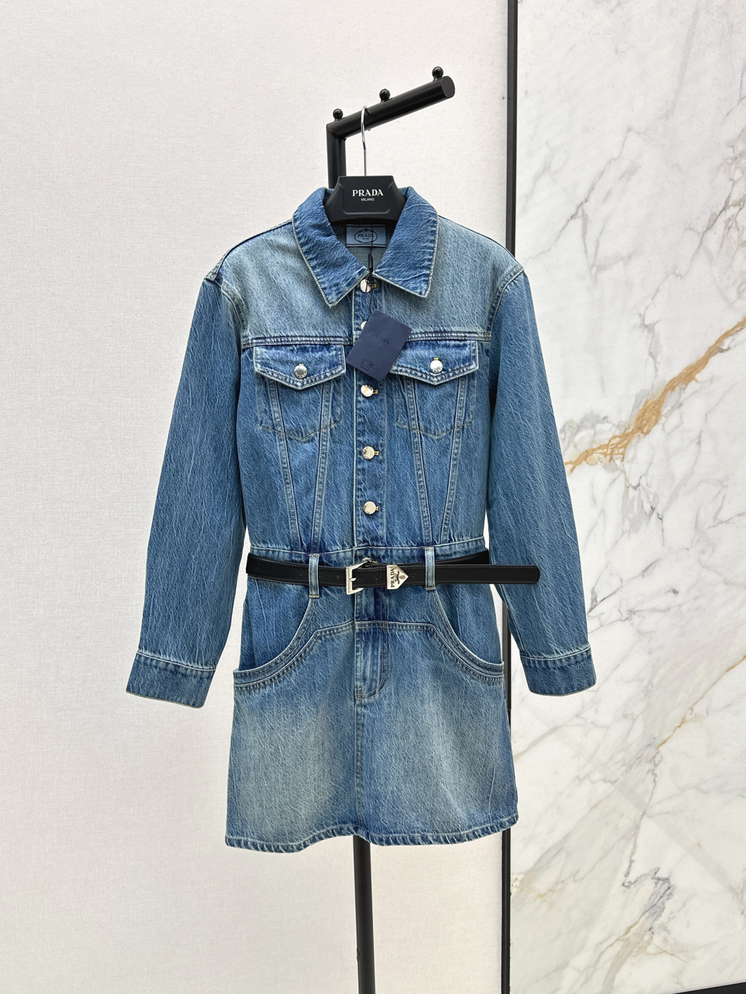 NO:441025,PD 25Ss——————The latest handsome and fashionable denim dress custom denim fabric in early autumn, with a very crisp feel. Fashionable and retro old washing cowboy color, wrinkle-resistant and easy to take care of, casual and stylish. It is a must-have skirt for daily life. The upper body raises the entire aura and lengthens the body proportions. It looks very high. One color is available for sale in stock. SML, skirts, alexander wang19860909PD 25Ss————早秋最新款帅气时髦牛仔连衣裙定制牛仔面料 挺括感很好 时髦复古做旧洗水牛仔色系 抗皱好打理 休闲有范 是日常必备的一条裙子 上身抬高整个气场 拉长身材比例 很显高 一色现货发售sml,,skirts,alexander wang,Women's clothing