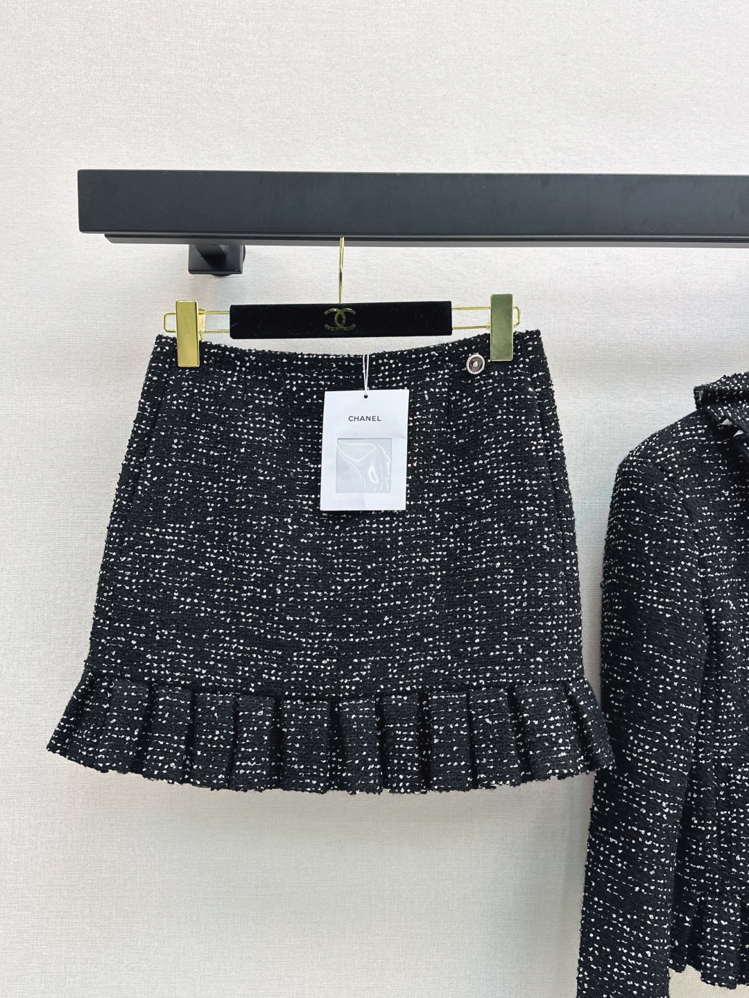 NO:441018,Exclusive first launch C home 25Ss————————The latest show-in early autumn show with the same celebrity temperament set, black fungus lace doll collar braided jacket + dress skirt, yb-open coarse fabric, high-quality texture, lace lapel dress jacket style, neckline cuffs and hem embellish three-dimensional earrings, creating an elegant and rich feeling, using three-dimensional beads and silver silk yarn interwoven texture to show noble texture, a set of matching intellectual and gentle, the best choice for formal occasions, one color split development, spot sml half,,chanel, skirts, jackets & coats, alexander wang19860909独家首发 C家 25Ss————早秋最新走秀同款名媛气质套装 木耳花边娃娃领编织外套+洋装半裙 yb开的粗纺面料 质感高级品相十足 花边翻领洋装外套版型 领口袖口和衣摆点缀立体木耳边 打造优雅千金感 利用立体珠片银丝纱线交织纹理显贵显质感 一套搭配知性温柔 出席正式场合的不二之选 一色分开发 现货发售sml 半,,chanel,skirts,jackets & coats,alexander wang,Women's clothing