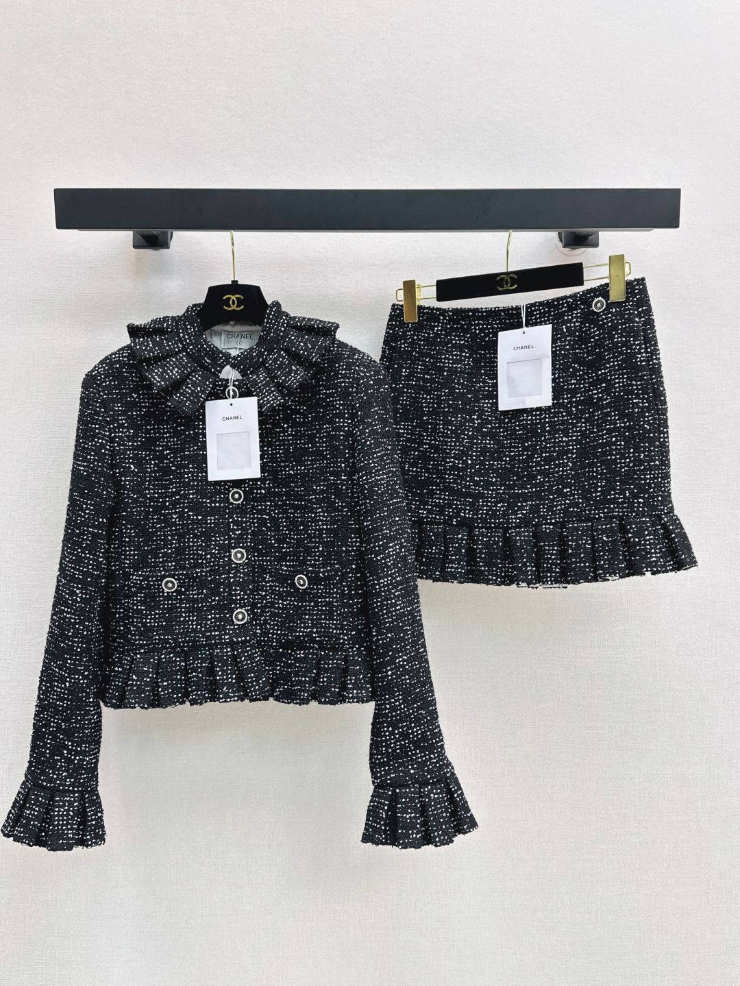 NO:441011,Exclusive first launch C home 25Ss————————The latest show-in early autumn show with the same celebrity temperament set, black fungus lace doll collar braided jacket + dress skirt, yb-open coarse fabric, high-quality texture, lace lapel dress jacket style, neckline cuffs and hem embellish three-dimensional earrings, creating an elegant and rich feeling, using three-dimensional beads and silver silk yarn interwoven texture to show noble texture, a set of matching intellectual and gentle, the best choice for formal occasions, one color separate development, spot sale sml, chanel, skirts, jackets & coats, alexander wang19860909独家首发 C家 25Ss————早秋最新走秀同款名媛气质套装 木耳花边娃娃领编织外套+洋装半裙 yb开的粗纺面料 质感高级品相十足 花边翻领洋装外套版型 领口袖口和衣摆点缀立体木耳边 打造优雅千金感 利用立体珠片银丝纱线交织纹理显贵显质感 一套搭配知性温柔 出席正式场合的不二之选 一色分开发 现货发售sml 外,,chanel,skirts,jackets & coats,alexander wang,Women's clothing