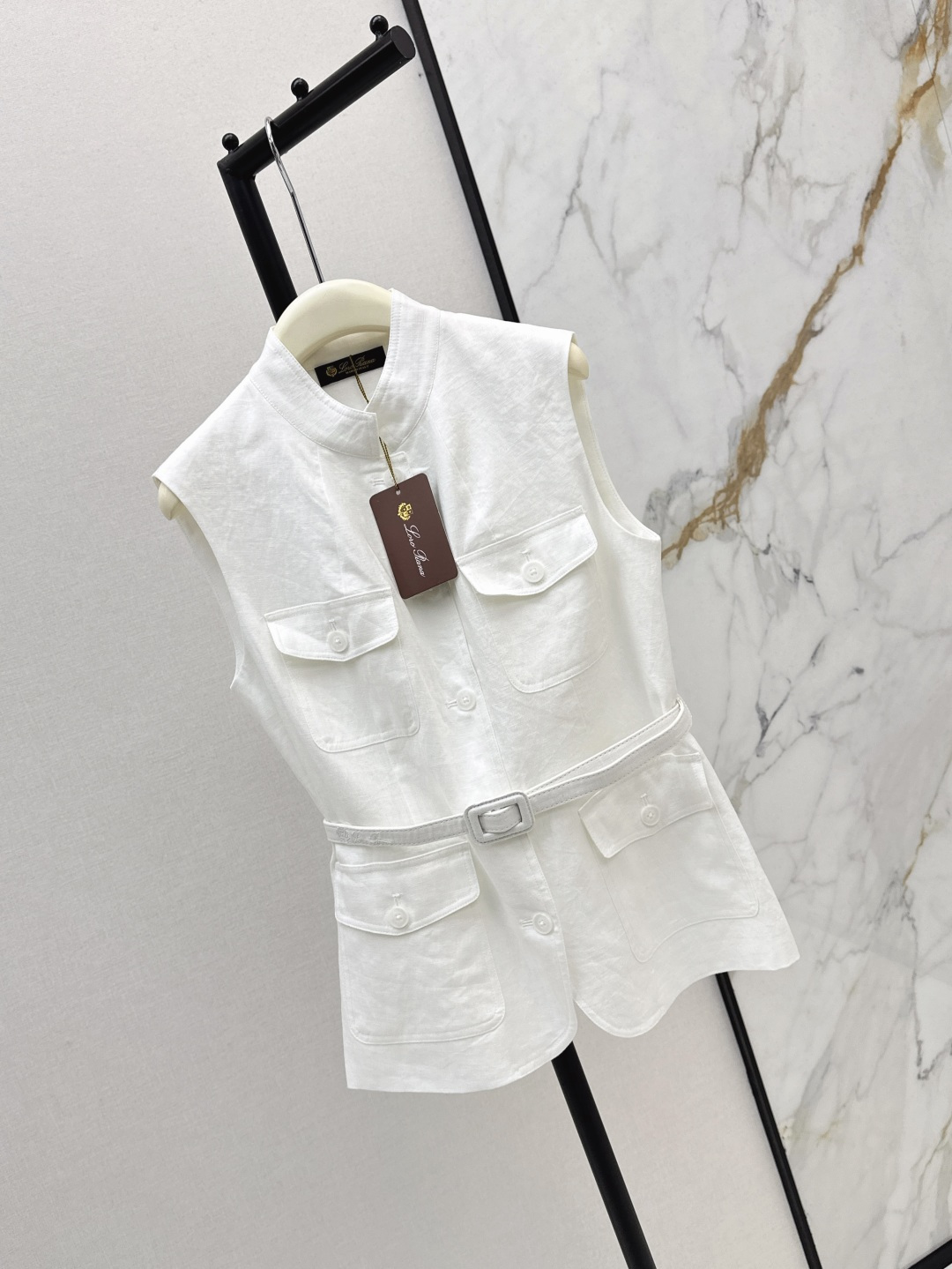 NO:440999,Elegant and high-end LP 25Ss————The latest style of early autumn stand-up collar tailored belt vest is made of imported linen fabric. It is breathable and will not easily wrinkle. The belt logo embroidery decoration details are added. Recommended to match with the same series of trousers. A set of super high. Two colors are available for sale in stock. SML, loro piano, alexander wang19860909优雅高级感 LP 25Ss———早秋最新款立领剪裁腰带马甲采用进口的亚麻面料 透气感很好 不会容易起皱 腰带logo绣花装饰细节加分 推荐搭配同系列西裤 一套超级显高 两色现货发售sml,,loro piana,alexander wang,Women's clothing