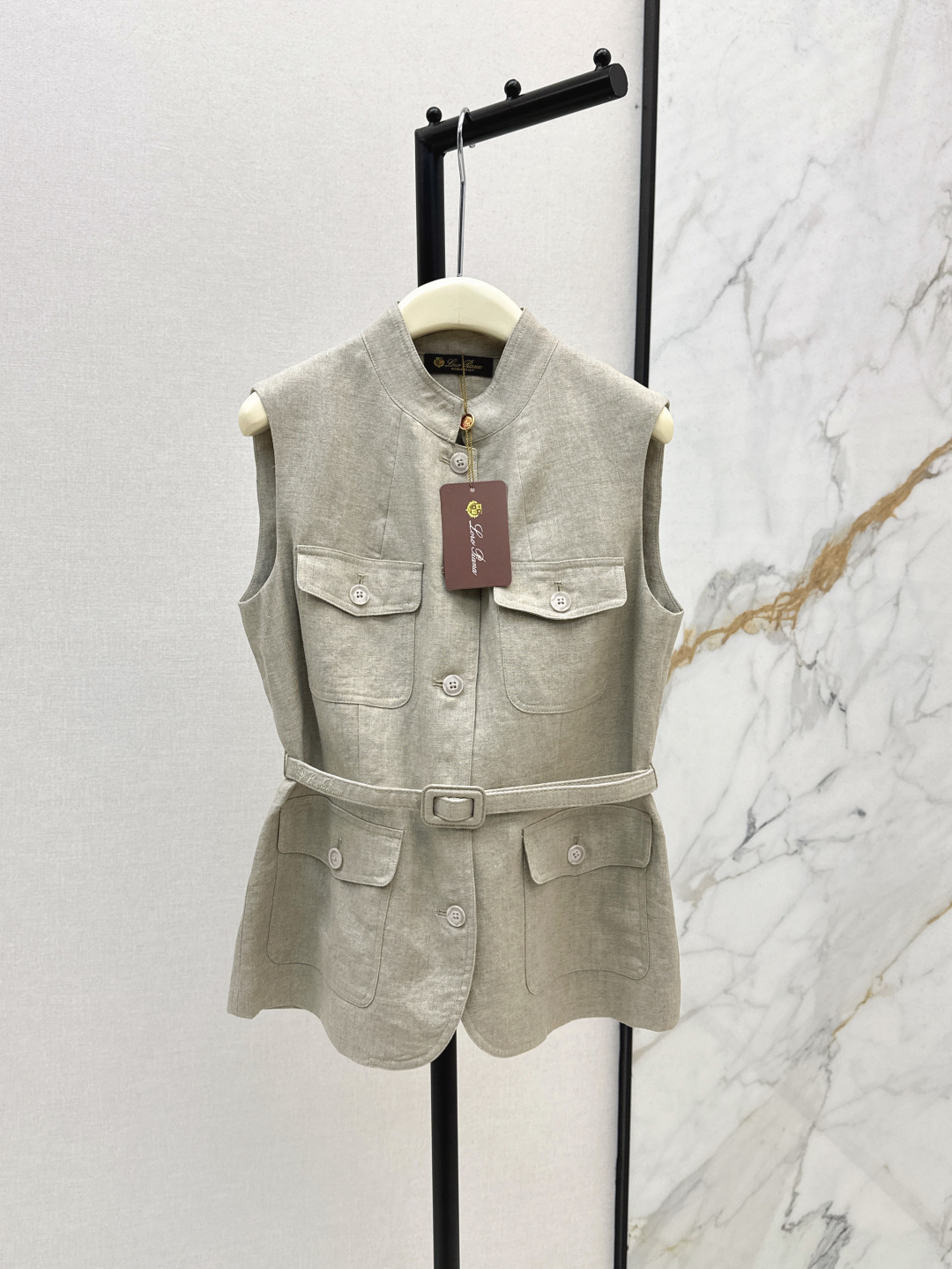 NO:441004,Elegant and high-end LP 25Ss————The latest style of early autumn stand-up collar tailored belt vest is made of imported linen fabric. It is breathable and will not easily wrinkle. The belt logo embroidery decoration details are added. Recommended to match with the same series of trousers. A set of super high. Two colors are available for sale in stock. SML, loro piano, alexander wang19860909优雅高级感 LP 25Ss———早秋最新款立领剪裁腰带马甲采用进口的亚麻面料 透气感很好 不会容易起皱 腰带logo绣花装饰细节加分 推荐搭配同系列西裤 一套超级显高 两色现货发售sml,,loro piana,alexander wang,Women's clothing