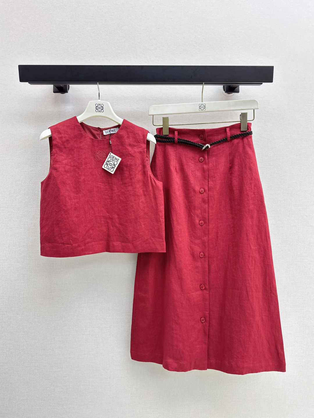 NO:440984,Exclusive first release Loe 25Ss————The latest high-end cotton and linen set in spring and summer loose short top + belt long skirt, both slack and comfortable, a set of top body full of fashion, classic logo embroidery on the chest, a set of matching top body to create a clean and relaxed sense of old money accent, a set of two colors for sale in stock, sml, loewe, skirts, alexander wang19860909独家首发 Loe 25Ss————春夏最新款高阶棉麻套装宽松小短款上衣+腰带长款半裙 兼具松弛感与舒适度 一套上身时尚感爆棚 胸前经典logo刺绣 一套搭配上身稳稳穿出清雅松弛感老钱腔调 一套出 两色现货发售sml,,loewe,skirts,alexander wang,Women's clothing