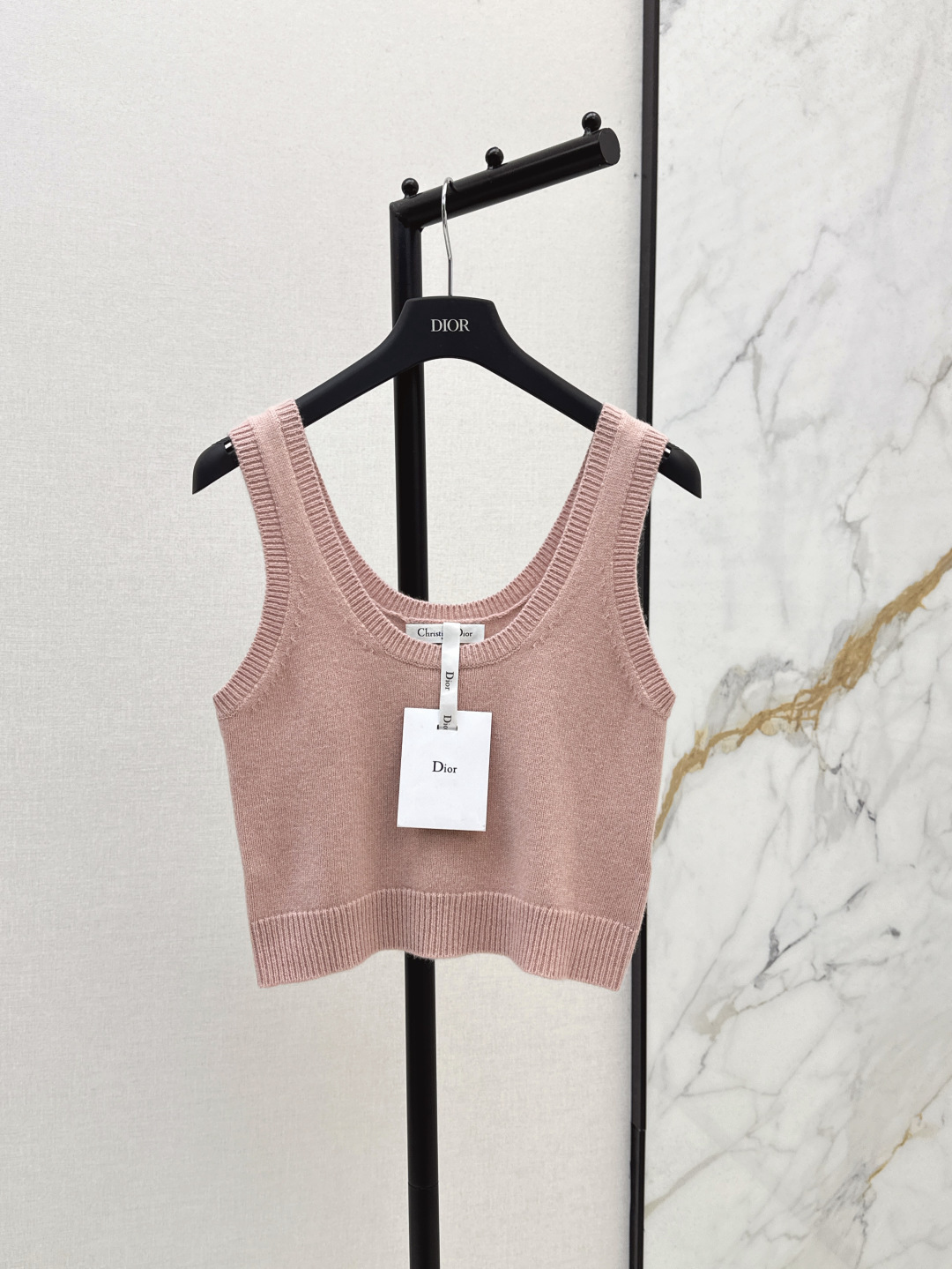 NO:440976,Exclusive first CD 25Ss————The latest pearl button wool knitted cardigan in early autumn + vest. The quality of imported wool yarn is excellent. The white and rich must be bought. Luxury high-end items. Classic versatile style, elegant and age-reducing girlish style. They look good with yarn skirts and jeans. Original custom logo pearl buttons. Two colors are available for sale in stock. SML vest, skirts, jeans, alexander wang19860909独家首发 CD 25Ss———早秋最最新款珍珠扣羊毛针织开衫 +背心 进口羊毛纱线质量超赞 白富美必入 奢华高级单品 经典百搭版型气质优雅减龄少女风 搭配纱裙牛仔裤都好看 原版定制logo珍珠扣 两色现货发售 sml 背心,,skirts,jeans,alexander wang,Women's clothing