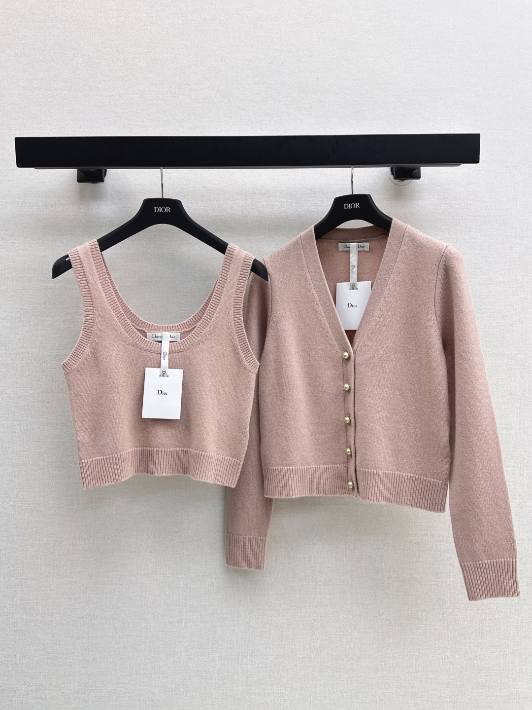 NO:440970,Exclusive first CD 25Ss————The latest style of early autumn pearl button wool knitted cardigan + vest. The quality of imported wool yarn is excellent. The white and rich beauty must be purchased. Luxury high-end items. Classic versatile style, elegant and age-reducing girlish style. They look good with yarn skirts and jeans. Original custom logo pearl buttons. Two colors are available for sale. sml cardigan, skirts, jeans, alexander wang19860909独家首发 CD 25Ss———早秋最最新款珍珠扣羊毛针织开衫 +背心 进口羊毛纱线质量超赞 白富美必入 奢华高级单品 经典百搭版型气质优雅减龄少女风 搭配纱裙牛仔裤都好看 原版定制logo珍珠扣 两色现货发售 sml 开衫,,skirts,jeans,alexander wang,Women's clothing