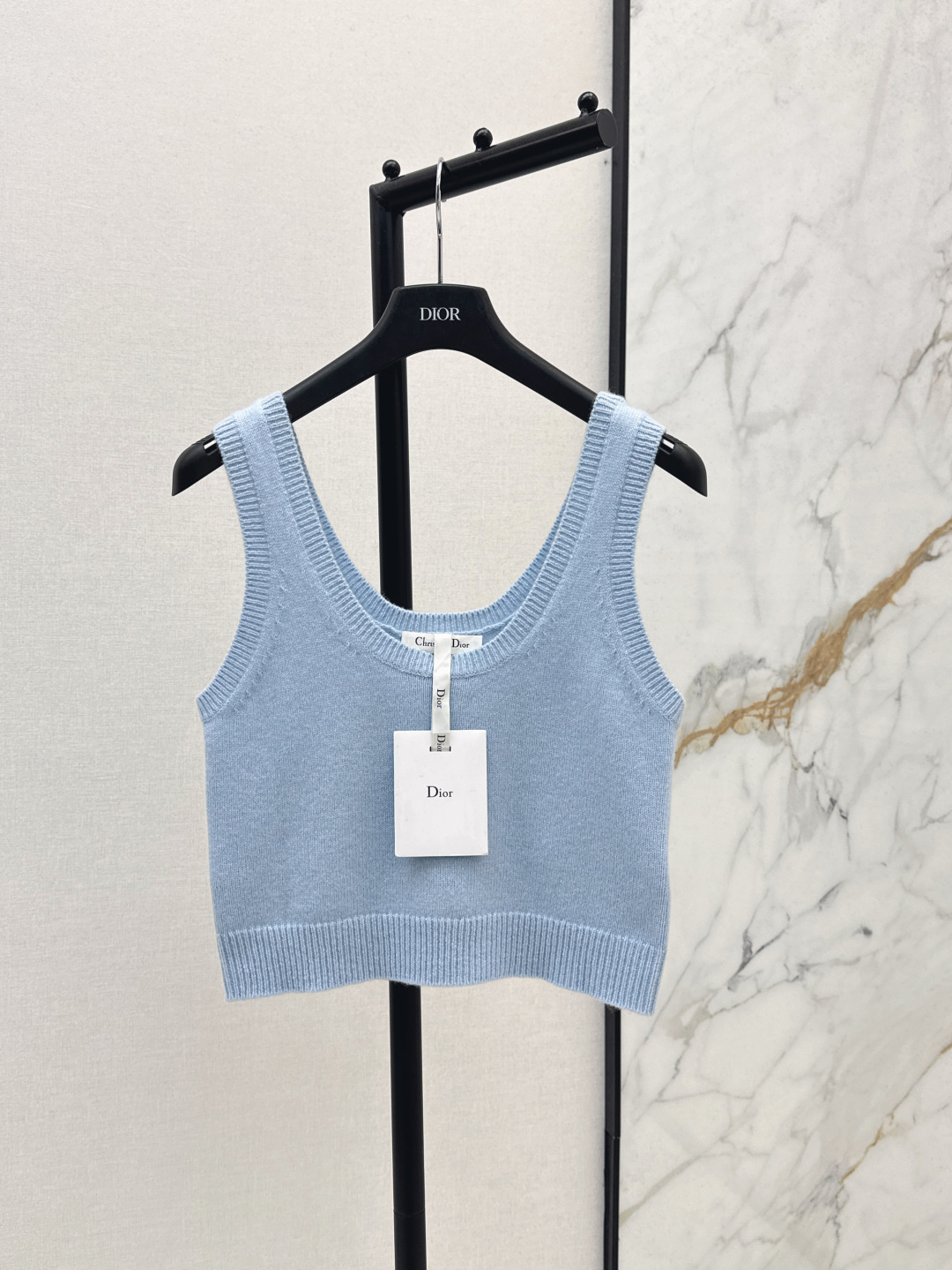 NO:440963,Exclusive first CD 25Ss————The latest pearl button wool knitted cardigan in early autumn + vest. The quality of imported wool yarn is excellent. The white and rich must be bought. Luxury high-end items. Classic versatile style, elegant and age-reducing girlish style. They look good with yarn skirts and jeans. Original custom logo pearl buttons. Two colors are available for sale in stock. SML back, skirts, jeans, alexander wang19860909独家首发 CD 25Ss———早秋最最新款珍珠扣羊毛针织开衫 +背心 进口羊毛纱线质量超赞 白富美必入 奢华高级单品 经典百搭版型气质优雅减龄少女风 搭配纱裙牛仔裤都好看 原版定制logo珍珠扣 两色现货发售 sml 背,,skirts,jeans,alexander wang,Women's clothing