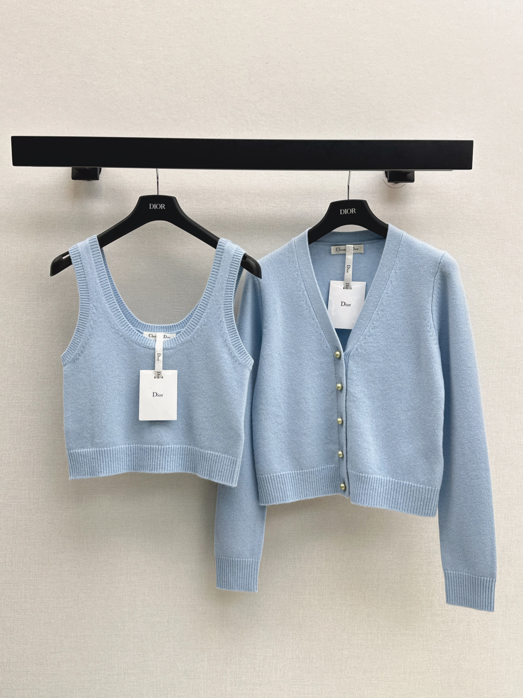 NO:440956,Exclusive first CD 25Ss————The latest style of early autumn pearl buckle wool knitted cardigan + vest. The quality of imported wool yarn is excellent. The white and rich beauty must be purchased. Luxury high-end items. Classic versatile style and elegant age-reducing girlish style. They look good with yarn skirts and jeans. Original custom logo pearl buckle. Two colors are available for sale. sml open,, skirts, jeans, alexander wang19860909独家首发 CD 25Ss———早秋最最新款珍珠扣羊毛针织开衫 +背心 进口羊毛纱线质量超赞 白富美必入 奢华高级单品 经典百搭版型气质优雅减龄少女风 搭配纱裙牛仔裤都好看 原版定制logo珍珠扣 两色现货发售 sml 开,,skirts,jeans,alexander wang,Women's clothing