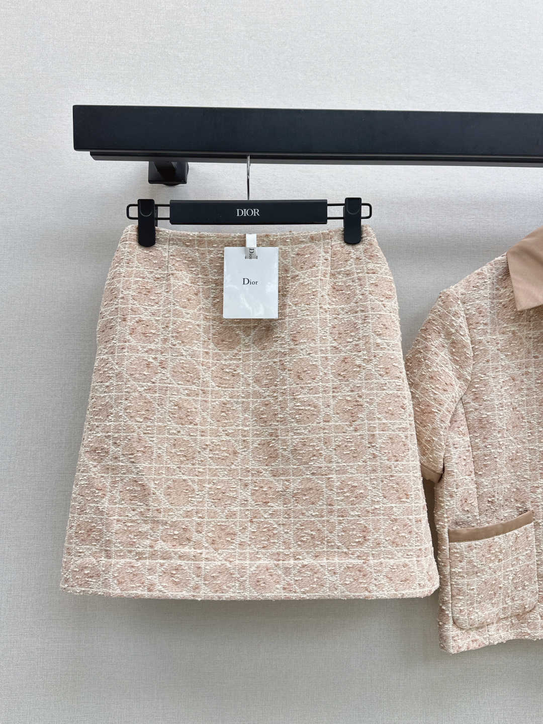 NO:440951,Elegant and famous temperament CD 25Ss—————The latest diamond braided suit in early autumn, lapel short-sleeved braided jacket + skirt, exquisite feeling cannot be hidden, a set of high-end temperament with upper body, braided and contrasting colored border design, a set that shows the body proportions, very hidden flesh, small people can easily control yb developed fabric, very texture, one color divided development, spot sale sml half,, skirts, jackets & coats, T-shirt, alexander wang19860909优雅名媛气质 CD 25Ss————早秋最新款菱格编织套装 翻领短袖编织外套+半裙 精致感藏都藏不住 一套上身妥妥的高级气质感 编织搭配撞色镶边设计 很显身材比例的一套 很藏肉 小个子也能轻松驾驭 yb开发面料 质感很好 一色分开发 现货发售sml 半,,skirts,jackets & coats,T-shirt,alexander wang,Women's clothing