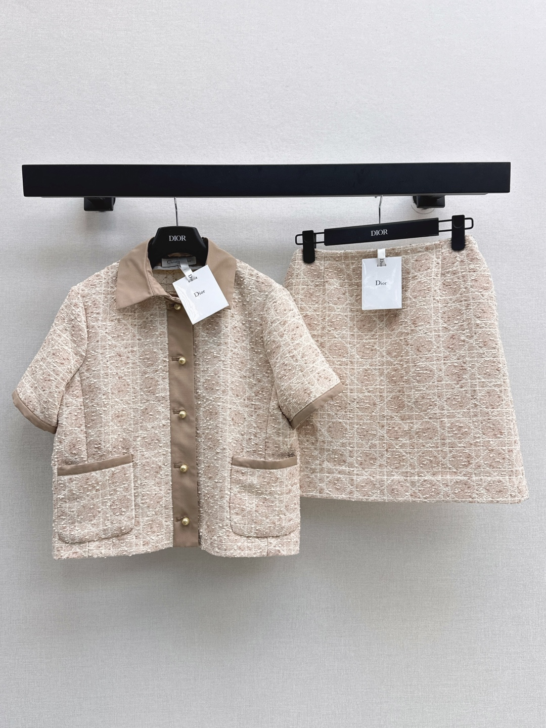 NO:440943,Elegant and famous temperament CD 25Ss—————The latest diamond braided suit in early autumn, lapel short-sleeved braided jacket + skirt, exquisite feeling cannot be hidden, a set of high-end temperament with upper body, braided and contrasting colored border design, a set that shows the body proportions, very hidden flesh, small people can easily control yb developed fabric, good texture, one color is developed separately, sml on stock, outside,, skirts, jackets & coats, T-shirt, alexander wang19860909优雅名媛气质 CD 25Ss————早秋最新款菱格编织套装 翻领短袖编织外套+半裙 精致感藏都藏不住 一套上身妥妥的高级气质感 编织搭配撞色镶边设计 很显身材比例的一套 很藏肉 小个子也能轻松驾驭 yb开发面料 质感很好 一色分开发 现货发售sml 外,,skirts,jackets & coats,T-shirt,alexander wang,Women's clothing