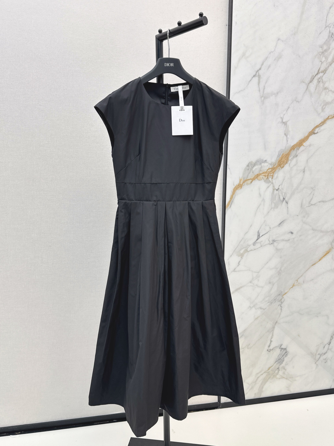 NO:440937,Classic D tailoring CD 25Ss———The latest spring and summer style with bow-decorative long dress with three-dimensional waist-hugging classic style. Rotary sleeves cover the arm flesh and show shoulder lines. The upper body has a perfect temperament queen. Elegant and high-end. Easy to grasp in various occasions. Two colors are available in stock. SML, skirts, alexander wang19860909经典D剪裁 CD 25Ss———春夏最新款后背蝴蝶结装饰长款连衣裙立体收腰经典的版型 落肩袖遮手臂肉又显肩线 上身妥妥的气质女王 优雅又高级 各种场合轻松拿捏 两色现货发售sml,,skirts,alexander wang,Women's clothing