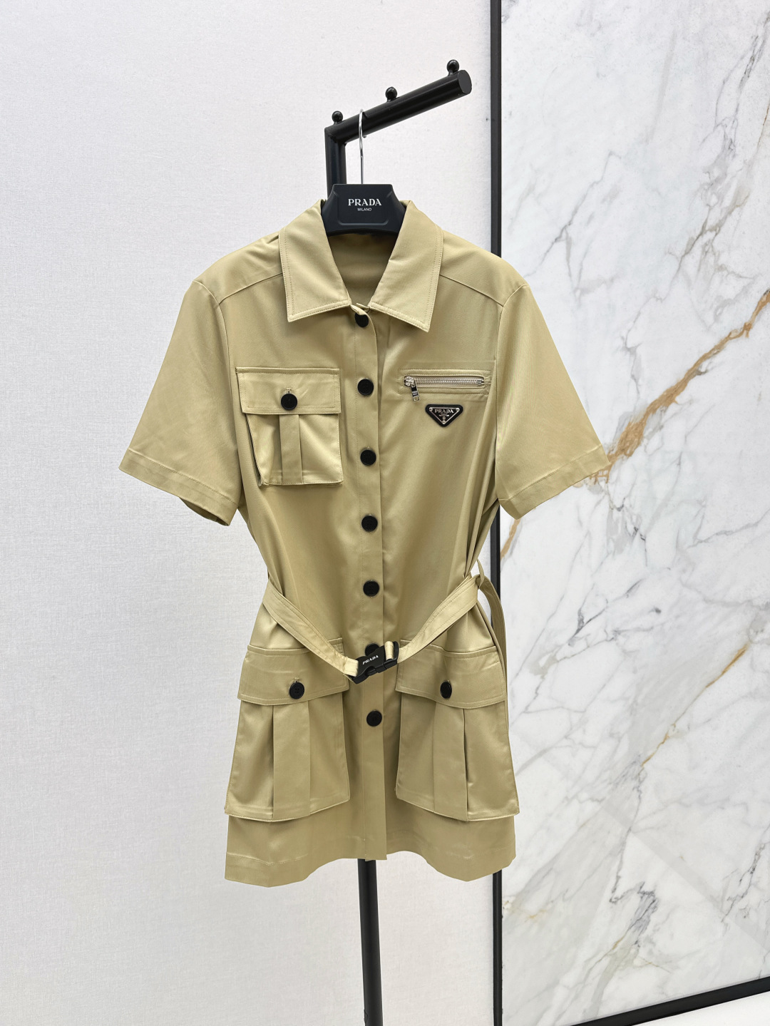 NO:441732,PD 25Ss————The latest khaki workwear dress in spring and summer. Khaki looks so slim. Workwear style is amazing. Super fashionable and popular. Every girl has a workwear style dress. The upper body is cool and handsome. Temperament lapel. Logo cloth laces and waist are tied to easily divide the body proportions. It grasps cool and handsome, age-reducing girlish feeling. Daily street photography is absolutely unique. SML is available in stock. Skirts, alexander wang.19860909PD 25Ss————春夏最新款卡其色工装风连衣裙 卡其色简直太显瘦拉 工装风简直绝了 超级时髦流行 每个女孩都会有一款工装风的连衣裙 上身又酷又帅 气质翻领 logo本布系带收腰上身轻松分割身材比例 拿捏酷帅减龄少女感 日常街拍绝绝子 一色现货发售sml,,skirts,alexander wang,Women's clothing