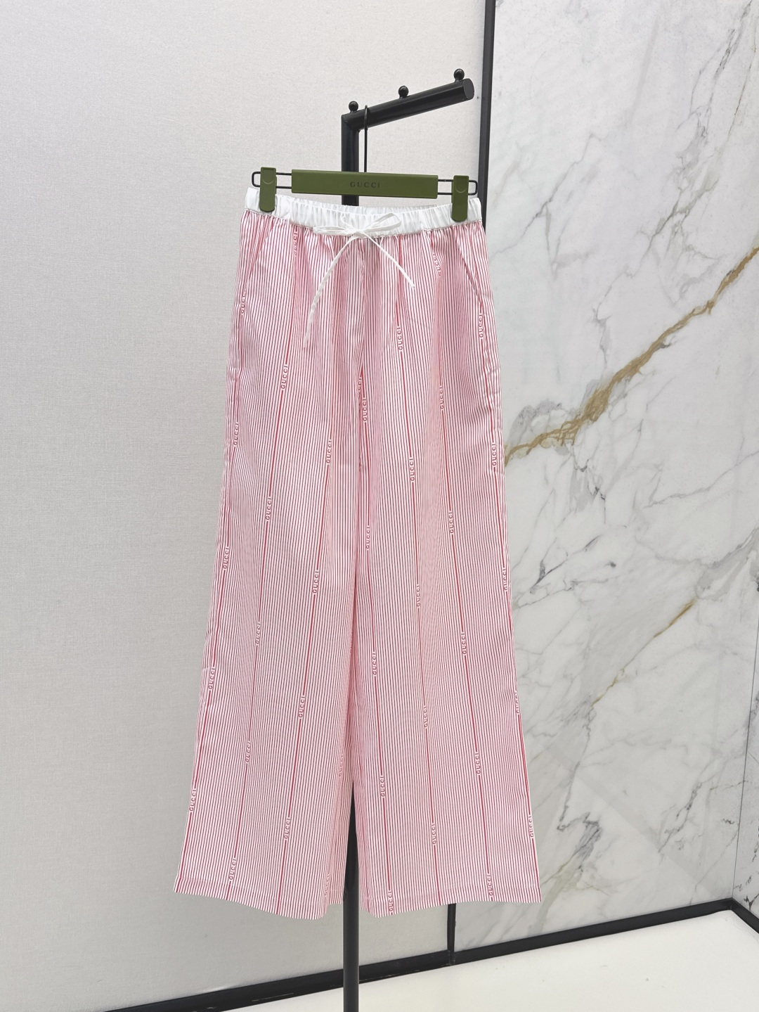 NO:441724,Gu 25Ss————The latest spring and summer logo stripe series high-waist straight-leg pants. The high-waist elastic style is not picky at all. Improve the waistline. Elegance and sweetness are both customized. Customized pink striped logo fabric. The upper body shows the body proportions. Match the same series. It is very recommended whether it is in the workplace or daily shopping. Two colors are available for sale in stock. Alexander wang19860909Gu 25Ss————春夏最新款logo条纹系列高腰直筒裤 高腰松紧版型完全不挑人 提高腰线 优雅与甜美兼具 定制粉色条纹logo面料 上身巨显身材比例 同系列搭配 不管是职场还是日常逛街都非常推荐 两色现货发售sml,,alexander wang,Women's clothing