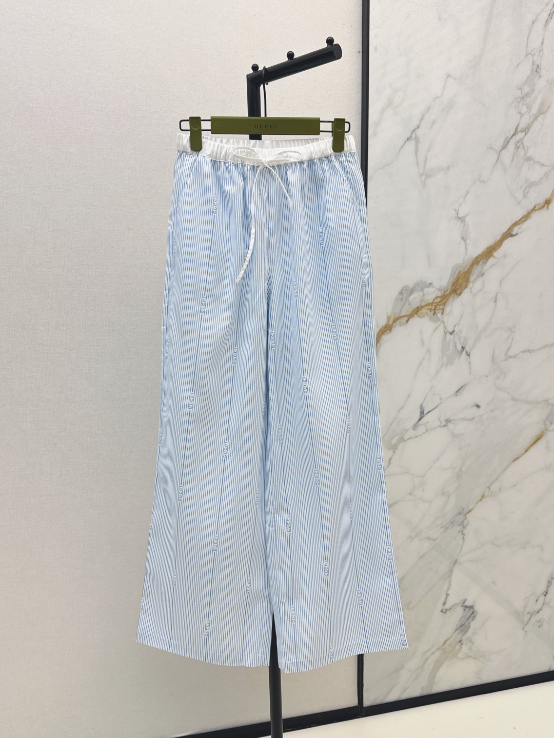 NO:441716,Gu 25Ss————The latest spring and summer logo stripe series high-waist straight-leg pants. The high-waist elastic style is not picky at all. Improve the waistline. Elegance and sweetness are both customized. Customized pink striped logo fabric. The upper body shows the body proportions. Match the same series. It is very recommended whether it is in the workplace or daily shopping. Two colors are available for sale in stock. Alexander wang19860909Gu 25Ss————春夏最新款logo条纹系列高腰直筒裤 高腰松紧版型完全不挑人 提高腰线 优雅与甜美兼具 定制粉色条纹logo面料 上身巨显身材比例 同系列搭配 不管是职场还是日常逛街都非常推荐 两色现货发售sml,,alexander wang,Women's clothing