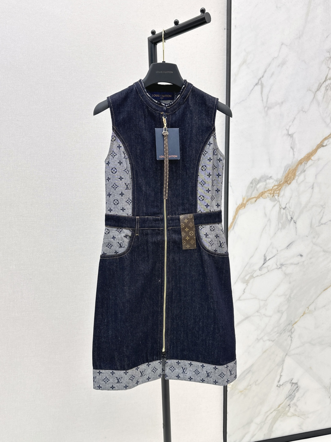 NO:441701,L Home 25Ss——————The latest super fashionable spliced ​​denim design sleeveless dress with personality tone, cool and cool upper body, delicate texture, both skewed and soft, one color is available in stock,, louis vuitton, skirts, alexander wang19860909L家 25Ss————早秋最新款超时髦拼接牛仔 设计无袖连衣裙个性色调上身又酷又飒爽 纹理细腻 既有筋骨感又不失柔软 一色现货发售sml,,louis vuitton,skirts,alexander wang,Women's clothing
