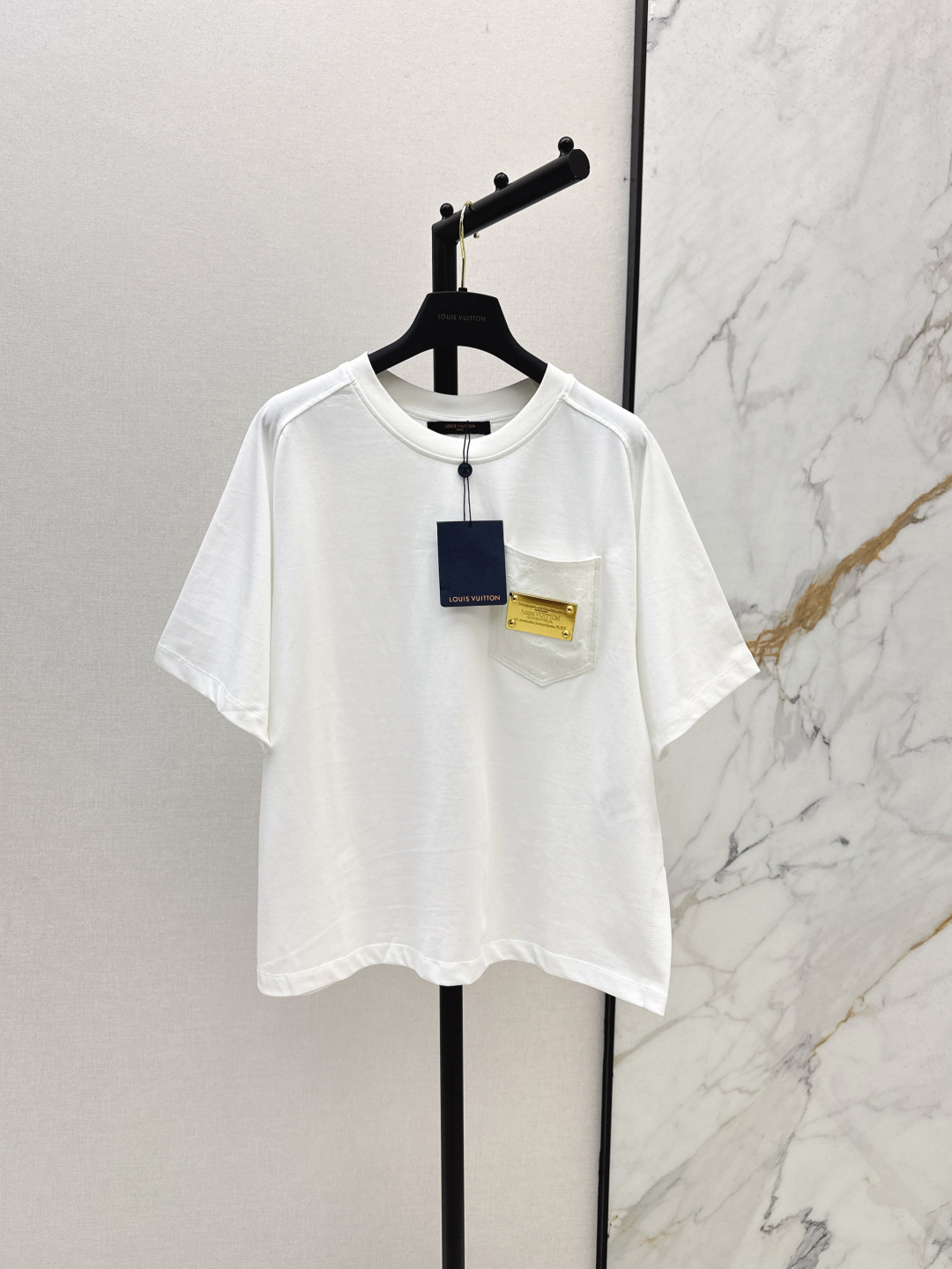 NO:441694,L Home 25Ss———The latest spring and summer metal logo brand short-sleeved T-shirt. Classic loose style is versatile and not picky. Metal logo brand pocket decoration on the chest. Small details on the slits on both sides of the clothes. Metal decoration is very cool. It is good for daily vacations. SML is available in stock,,louis vuitton,T-shirt,tees,t-shirt,alexander wang19860909L家 25Ss———春夏最新款金属logo牌短袖T恤 经典宽松版型百搭不挑人 胸前金属logo牌口袋装饰 衣摆两侧开叉小细节 金属装饰酷炫十足 日常出街度假都不错 一色现货发售sml,,louis vuitton,T-shirt,tees，t-shirt,alexander wang,Women's clothing