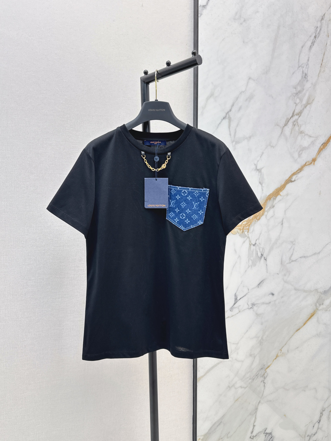 NO:441686,L Home 25Ss————The latest spring and summer old-fashioned denim pocket short-sleeved T-shirt. Simple design is versatile and not picky. Chest splicing of old-fashioned denim pocket decoration. Metal chain decoration is very cool. Daily holidays are good. SML is available in stock,,louis vuitton, T-shirt,tees, t-shirt,alexander wang19860909L家 25Ss————春夏最新款老花牛仔口袋短袖T恤 简约的设计百搭不挑人 胸口拼接老花牛仔口袋装饰 金属链条装饰酷炫十足 日常出街度假都不错 一色现货发售sml,,louis vuitton,T-shirt,tees，t-shirt,alexander wang,Women's clothing