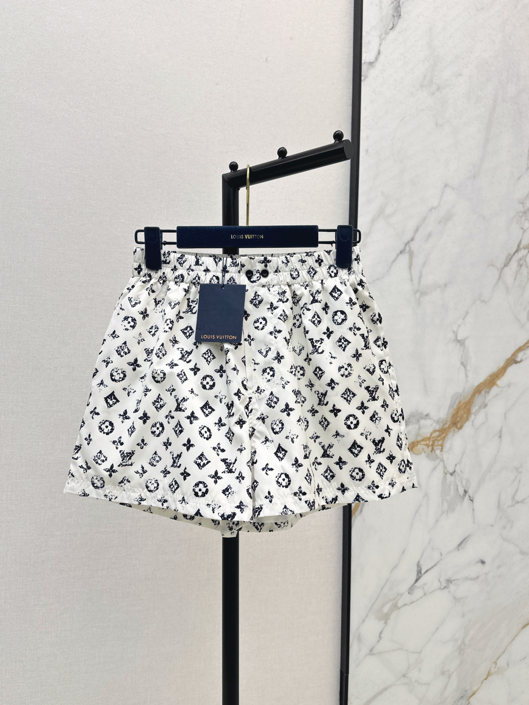 NO:441679,L family 25Ss—————The latest classic presbyterian high-waist shorts in spring and summer. High street fashionable street-fried artifact. High waist casual shorts. The upper body makes the legs look longer. The style is not picky and versatile and fashionable. Original custom-made classic coin presbyterian printed fabric. The workmanship quality depends on the details. Two colors are available for sale in stock., louis vuitton, shorts, alexander wang19860909L家 25Ss————春夏最新款经典老花高腰短裤 高街时髦炸街神器 高腰休闲短裤 上身显腿长啦 版型不挑人百搭又时髦 原版定制经典钱币老花印花面料 做工品质看细节 两色现货发售sml,,louis vuitton,shorts,alexander wang,Women's clothing