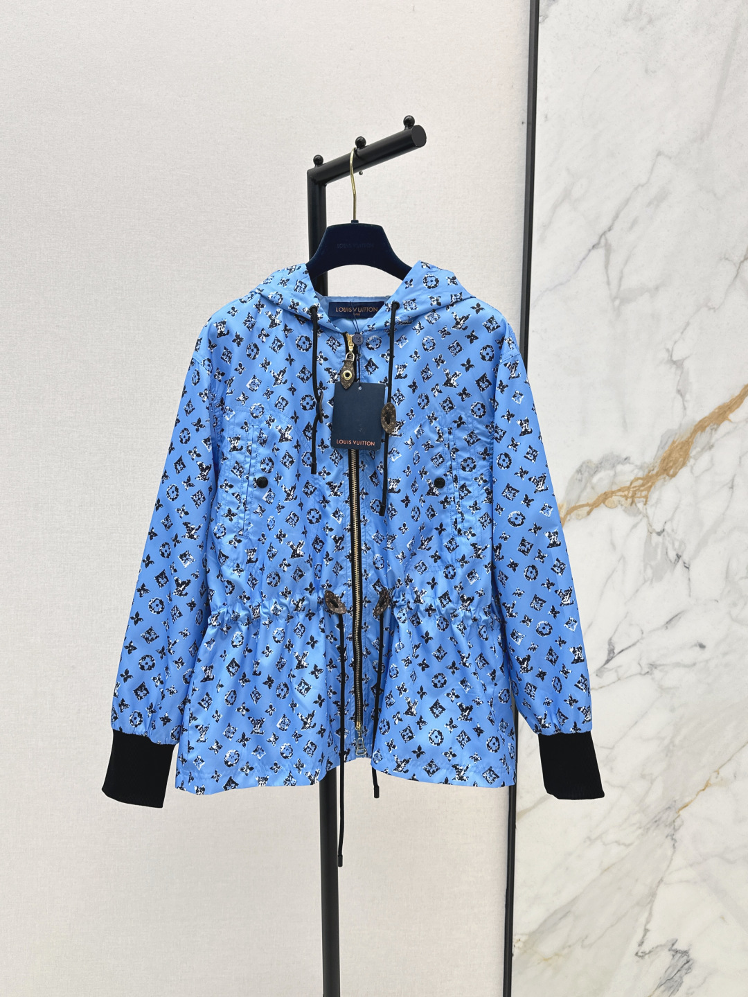 NO:441671,L Home 25Ss————The latest presbyterian printed hooded waist-hugging jacket in spring and summer. The classic hooded design is versatile and not picky. Drawstring waist-hugging embellishment. Perfectly divided body proportions. Slimming and tall. Successful and stylish. Full of youthful vitality. The printed classic brand coin alphabet pattern is simply fresh and age-reducing and fashionable. Super temperament. Daily casual recommendation. One-color spot-on sml,,louis vuitton, jackets & coats,hats,alexander wang19860909L家 25Ss————春夏最新款老花印花连帽收腰外套 经典的连帽设计百搭不挑人 抽绳收腰点缀 完美分割身材比例 显瘦显高 干练有型 满满的青春活力气息 满印的经典品牌钱币字母图案 简直绝了清新减龄又时髦 超级显气质 日常休闲推荐 一色现货发售sml,,louis vuitton,jackets & coats,hats,alexander wang,Women's clothing