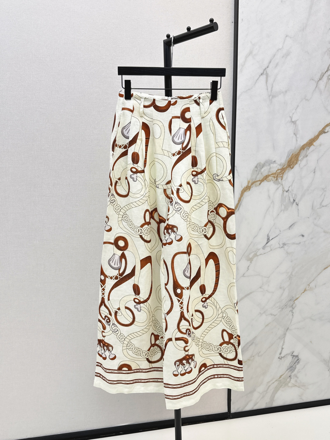 NO:441731,Her 25Ss————The latest spring and summer positioning printed straight-leg pants, made of 100% linen fabric, very light and suitable for summer outfits. Recommended for daily fashionable styles. Whether it is matched with T-shirts or shirts, simple and versatile. SML, Shirts, Tees, t-shirt, alexander wang19860909Her 25Ss————春夏最新款定位印花直筒裤 采用百分百亚麻面料 很轻薄 适合夏季穿搭 日常时髦款推荐 无论是搭配T恤或者衬衫都很好看 简约又百搭 一色现货发售sml,,shirts,tees，t-shirt,alexander wang,Women's clothing