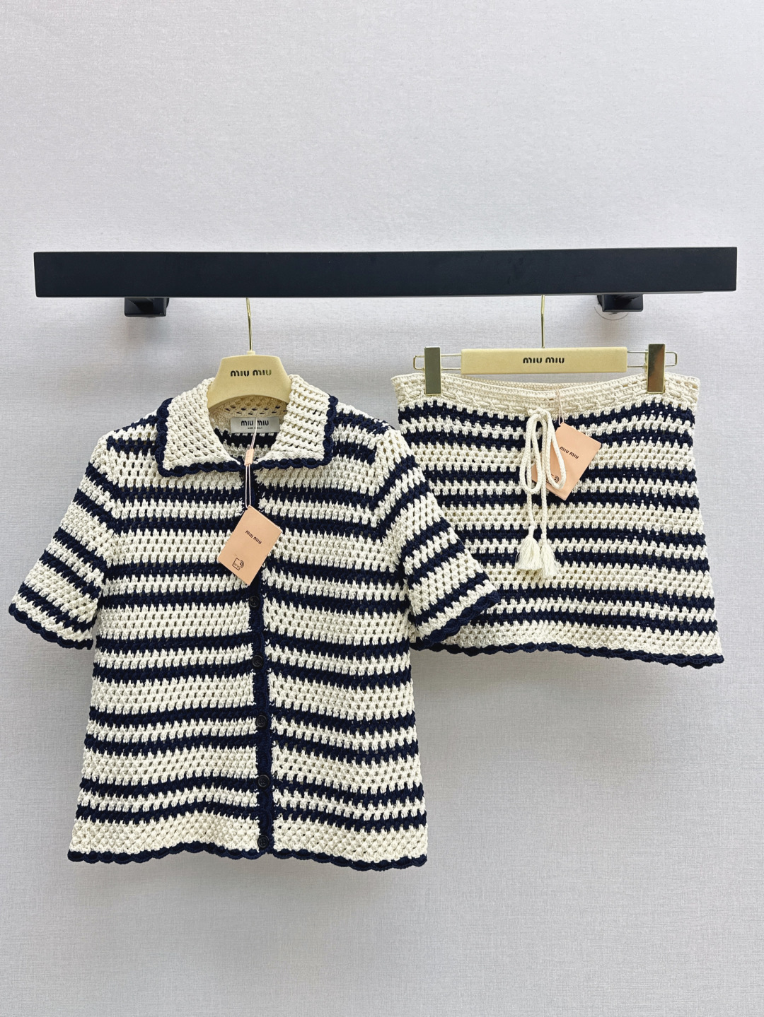 NO:441723,Skirt Zhang Yuanying's same style Miu 25Ss—————The latest Miu girl's outfit in early autumn, hand-buying suit, lapel short-sleeved striped cardigan + Mini skirt. Elegant and girlish sense of summer hook needle black and white stripes. Custom imported pure cotton yarn with excellent texture. Heavy-made hand hook needle drawstring elastic waist style. The upper body is absolutely unique. Retro style sweet girl outfit. The back letter logo is low-key and luxurious. One-color split development. SML, miumiu, skirts, T-shirt, alexander wang.19860909半裙张元英同款 Miu 25Ss————早秋最新款缪系少女穿搭手购套装翻领短袖条纹开衫+Mini半裙 优雅和少女感共存的夏日勾针黑白条纹 定制进口纯棉纱线质感超赞 重工手工勾针抽绳松紧腰版型上身绝绝子 复古风甜妹穿搭 后背字母logo低调奢华 一色分开发 现货发售sml,,miumiu,skirts,T-shirt,alexander wang,Women's clothing