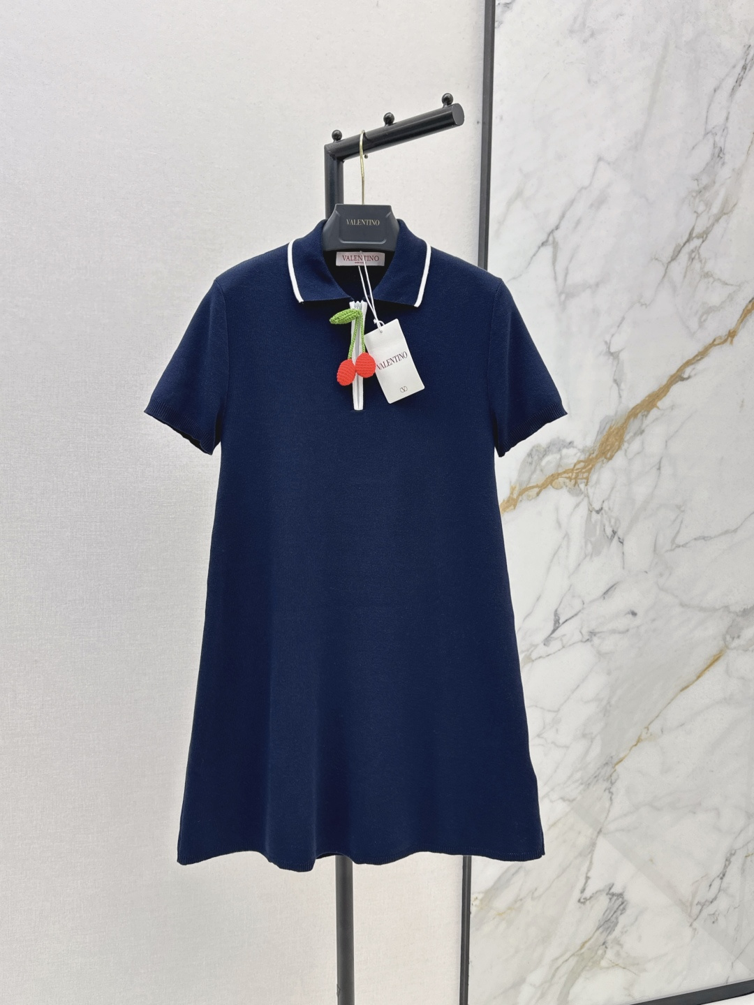 NO:441707,VLTN 25Ss——————The latest trendy top-school age-reducing polo collar dress custom-made hand hook cherry pendant design A-line skirt with huge slimming hands 18-pin imported pure cotton yarn Temperament girlish style sweet atmosphere Not picky for people, upper body huge slimming, one-color spot on sale sml, skirts, alexander wang19860909VLTN 25Ss————早秋最新款时髦尖子生减龄polo领连衣裙定制手勾樱桃吊坠设计 A字裙摆手身巨显瘦 18针进口纯棉纱线 气质少女风减龄甜美气息 不挑人版型上身巨显瘦 一色现货发售sml,,skirts,alexander wang,Women's clothing