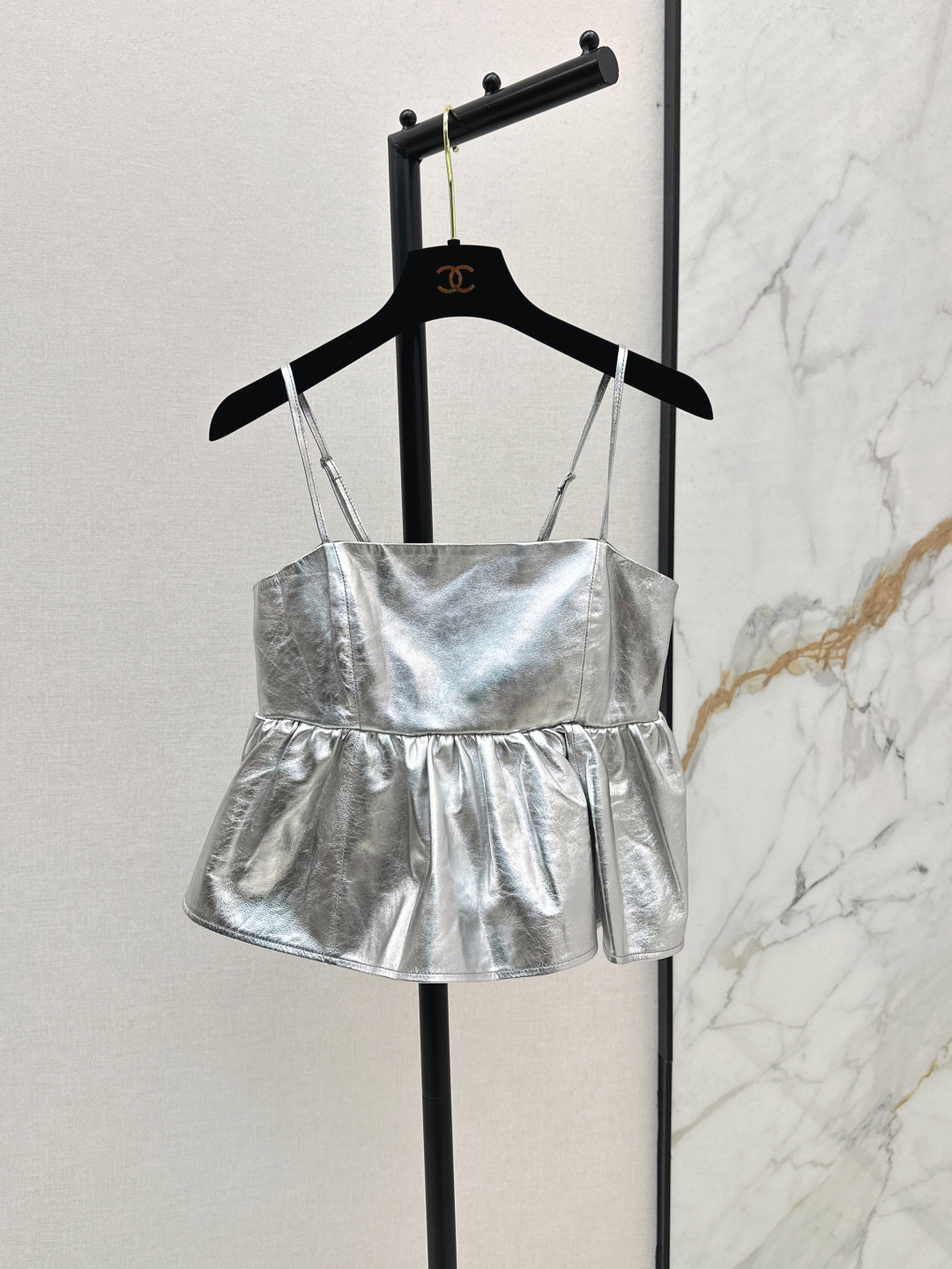 NO:441685,Vintage medieval C home 25Ss—————The latest vacation style genuine leather top small suspender in early autumn, a must-have item for white and rich beauty. Imported 100% sheep leather texture is soft and delicate. Fashionable and high-end tone. Perfect three-dimensional tailoring style, huge slim upper body. Three-color spot sale sml, chanel, sheepskin, alexander wang19860909Vintage中古系 C家 25Ss————早秋最新款度假风真皮上衣小吊带 白富美必备单品 进口百分百绵羊皮质感软糯细腻 时髦又高级的调调 完美立体剪裁版型上身巨显瘦 三色现货发售sml,,chanel,sheepskin,alexander wang,Women's clothing