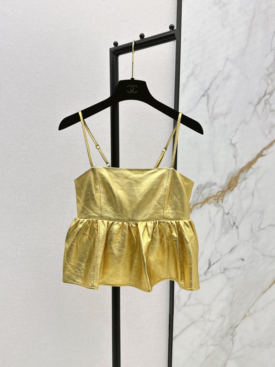 NO:441678,Vintage medieval C home 25Ss—————The latest vacation style genuine leather top small suspender in early autumn, a must-have item for white and rich beauty. Imported 100% sheep leather texture is soft and delicate. Fashionable and high-end tone. Perfect three-dimensional tailoring style, huge slim upper body. Three-color spot sale sml, chanel, sheepskin, alexander wang19860909Vintage中古系 C家 25Ss————早秋最新款度假风真皮上衣小吊带 白富美必备单品 进口百分百绵羊皮质感软糯细腻 时髦又高级的调调 完美立体剪裁版型上身巨显瘦 三色现货发售sml,,chanel,sheepskin,alexander wang,Women's clothing