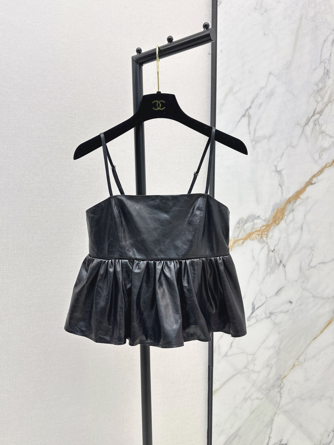 NO:441693,Vintage medieval C home 25Ss—————The latest vacation style genuine leather top small suspender in early autumn, a must-have item for white and rich beauty. Imported 100% sheep leather texture is soft and delicate. Fashionable and high-end tone. Perfect three-dimensional tailoring style, huge slim upper body. Three-color spot sale sml, chanel, sheepskin, alexander wang19860909Vintage中古系 C家 25Ss————早秋最新款度假风真皮上衣小吊带 白富美必备单品 进口百分百绵羊皮质感软糯细腻 时髦又高级的调调 完美立体剪裁版型上身巨显瘦 三色现货发售sml,,chanel,sheepskin,alexander wang,Women's clothing