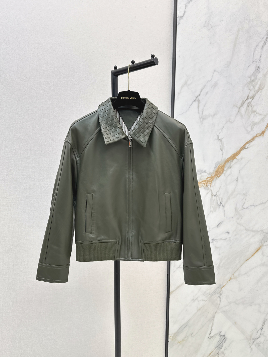 NO:441670,Exclusive first release Bv 25Ss————The latest spring and summer knitting craftsmanship retro modern and fashionable essential leather jacket jacket imported 100% lambskin collar weaving craftsmanship leather fleshy soft and delicate retro American college style classic style super love A and casual lazy style Temperament fashionable and high-end Perfect style upper body A and cool Two colors on sale sml, bottega veneta, jackets & coats, jackets & coats, leather jacket, sheepskin, alexander wang19860909独家首发 Bv 25Ss————春夏最新款编织工艺复古摩登时髦精必备皮衣夹克外套进口百分百小羊皮领子编织工艺 皮质肉感油润柔软又细腻 复古美式学院风经典版型超级大爱 又A又飒随性的慵懒风 气质时髦又高级 完美版型上身又A又飒 两色现货发售sml,,bottega veneta,jackets & coats,jackets & coats,leather jacket,sheepskin,alexander wang,Women's clothing