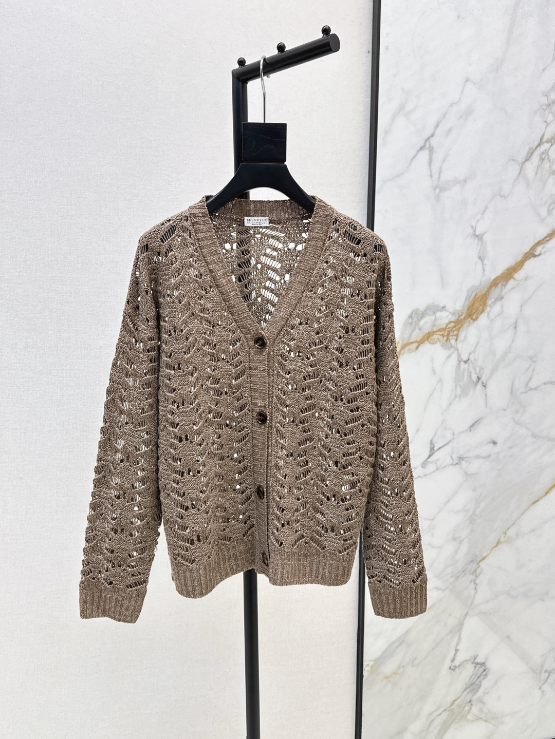 NO:441722,Exclusive first Bc 25Ss————————The latest HAUC lace cardigan early autumn casual taste and exquisite craftsmanship combination to create the elegant style of this blade-shaped lace cardigan. The fashionable style is integrated with exquisite knitting to create an elegant lace decoration like leaves. The beauty of nature is fully interpreted. The bright and feminine atmosphere makes the overall shape better. Two colors are on sale in stock. Alexander wang19860909独家首发 Bc 25Ss————早秋最新款高定蕾丝开衫休闲品味与针织品的精湛工艺组合 营造出这款叶片形蕾丝开衫的优雅风采 时尚版型上融入精美针织 营造出宛如叶片一般的优雅蕾丝装饰 尽致演绎大自然的美感 明亮而女性化的气息使整体造型更胜一筹 两色现货发售sml,,alexander wang,Women's clothing