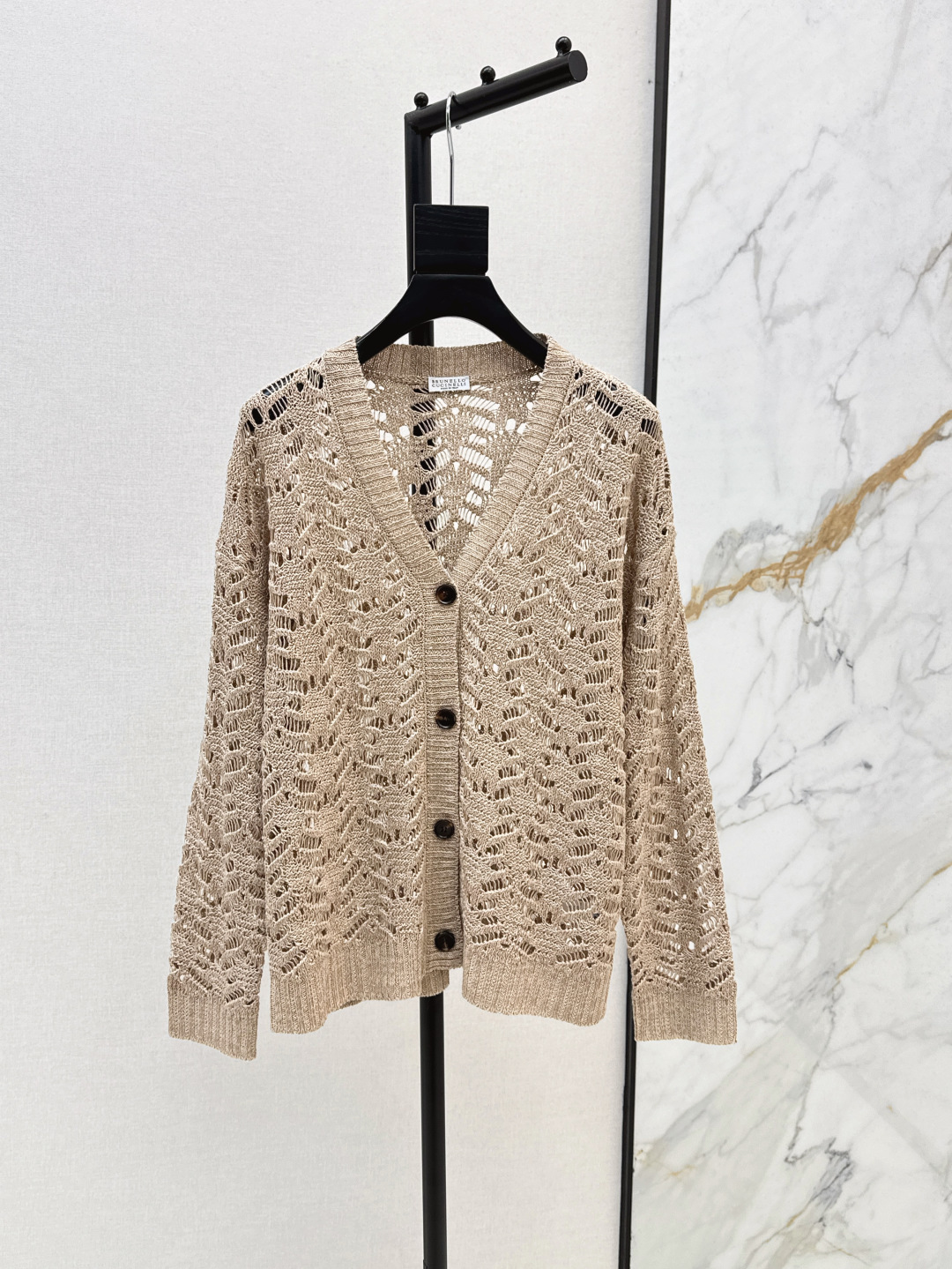 NO:441714,Exclusive first Bc 25Ss————————The latest HAUC lace cardigan early autumn casual taste and exquisite craftsmanship combination to create the elegant style of this blade-shaped lace cardigan. The fashionable style is integrated with exquisite knitting to create an elegant lace decoration like leaves. The beauty of nature is fully interpreted. The bright and feminine atmosphere makes the overall shape better. Two colors are on sale in stock. Alexander wang19860909独家首发 Bc 25Ss————早秋最新款高定蕾丝开衫休闲品味与针织品的精湛工艺组合 营造出这款叶片形蕾丝开衫的优雅风采 时尚版型上融入精美针织 营造出宛如叶片一般的优雅蕾丝装饰 尽致演绎大自然的美感 明亮而女性化的气息使整体造型更胜一筹 两色现货发售sml,,alexander wang,Women's clothing