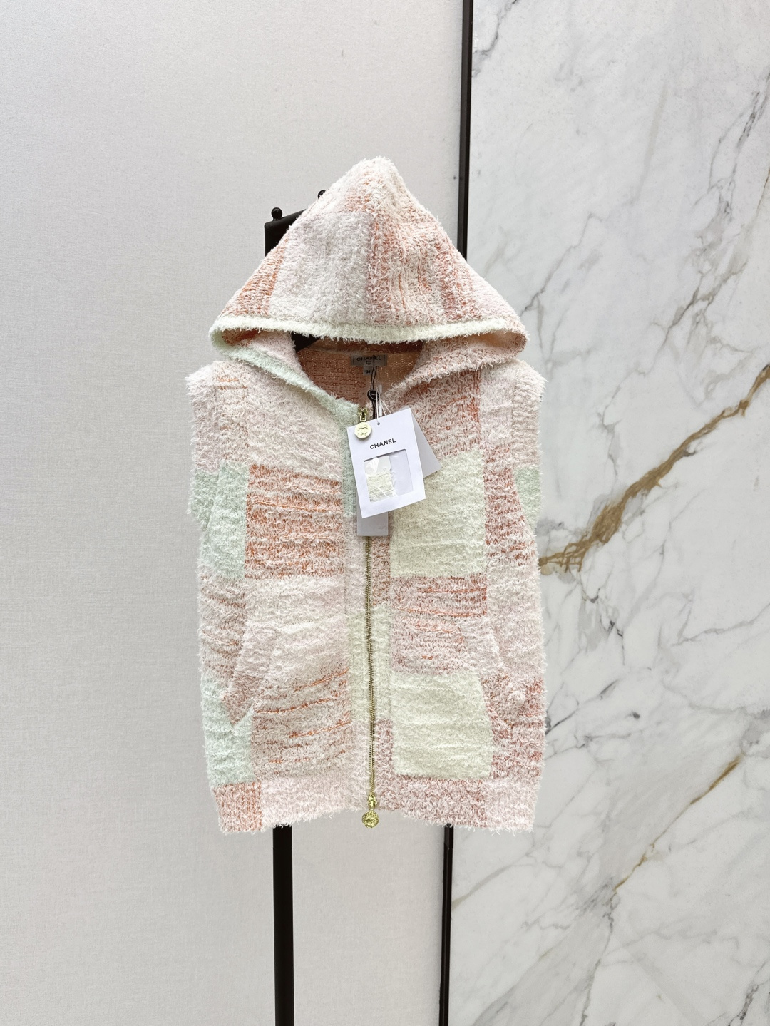 NO:441706,Exclusive first launch C home 25Ss————The latest chess plaid hooded vest jacket in autumn and winter, Xiaoxiang latest jacket is so beautiful that it is open-minded. Colorful plaids are exquisite and playful. The atmosphere of the small fragrance is directly full. The fabric feels soft and delicate. The upper body is casual and eye-catching. Mixed and matched yyds. The return rate is very high. Two colors are available for sale in stock. SML, Chanel, Jackets & coats, Hats, Alexander wang19860909独家首发 C家 25Ss————秋冬最新款棋格纹连帽马甲外套小香最新外套美到开挂 彩色格纹精致俏皮 小香风氛围感直接拉满 面料手感柔软细腻 上身休闲又亮眼 混搭yyds 出街回头率爆棚 两色现货发售sml,,chanel,jackets & coats,hats,alexander wang,Women's clothing