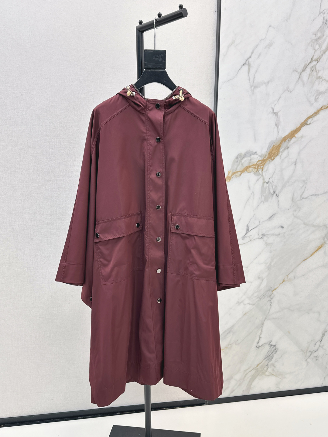 NO:441699,Exclusive first release Bc 25Ss———The latest casual old-fashioned style of autumn and winter, hooded cape windbreaker jacket, loose style and wide bat sleeves, irregular draping, handsome and modern, hat brim copper chain decoration Italian luxury minimalist style, elegant casual and fashionable feeling of upper body, customized waterproof technology fabric, one color is available for sale in stock,, jackets & coats,hats,alexander wang19860909独家首发 Bc 25Ss————秋冬最新款休闲老钱风穿搭连帽斗篷风衣外套宽松的版型并配有宽大的蝙蝠袖 不规则垂坠感帅气摩登 帽檐铜链装饰意式奢华极简风 上身优雅的随性时髦感 定制防水科技面料 一色现货发售sml,,jackets & coats,hats,alexander wang,Women's clothing