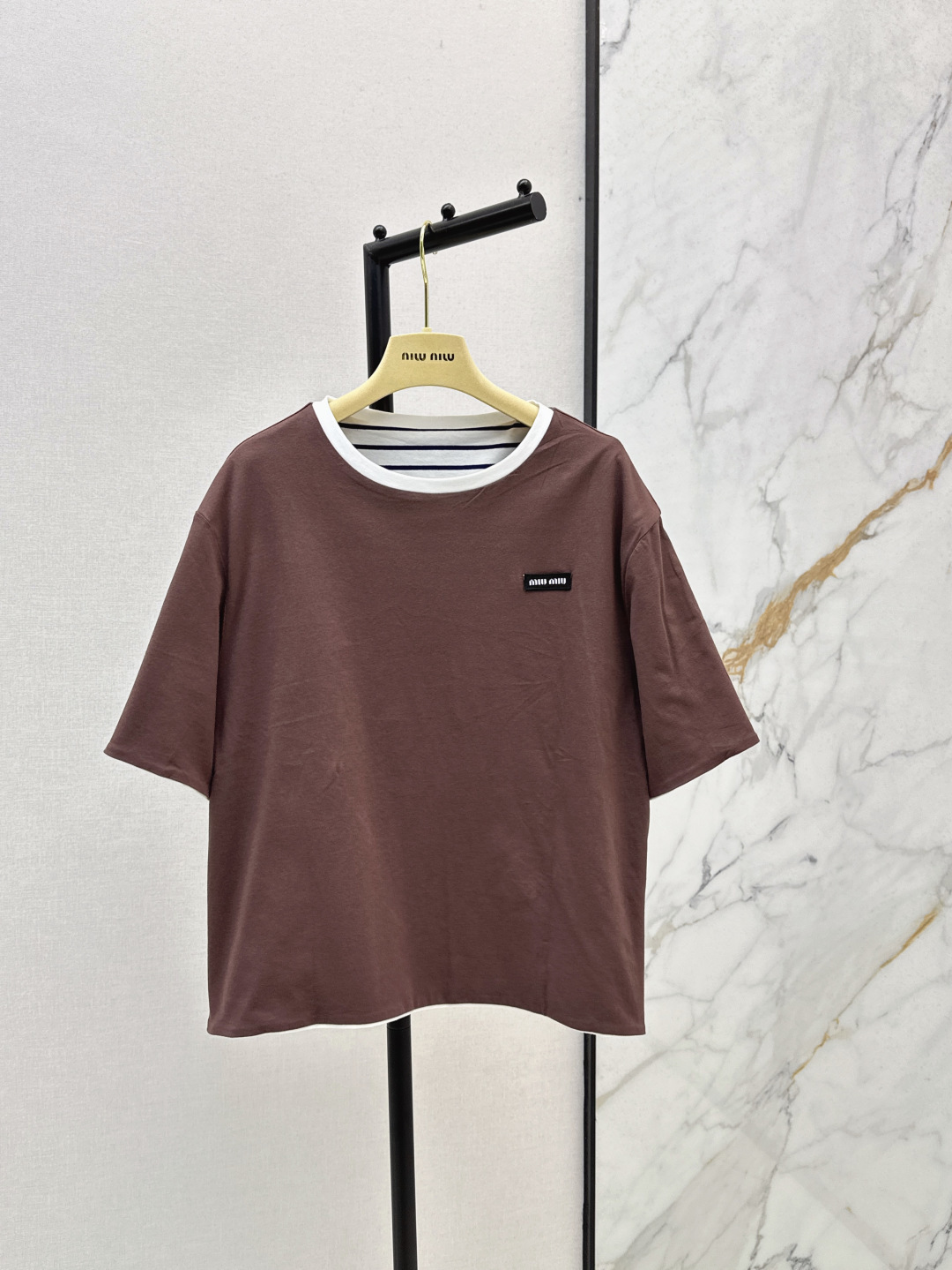 NO:441692,Double-sided wearable Miu 25Ss——————The latest double-sided wearable loose T-shirt in early autumn. Customized cotton is breathable and comfortable. Full texture. Loose short-sleeved T-shirt cut to present a slim visual effect. A plain-colored chest uses letter logo to enhance brand identity. Fashionable and high-end feel is immediately revealed. A black and white stripes are interspersed. Folding reveals contrasting details. Fashionable and relaxed. Single-wearing inner wear is brilliant and fashionable. One color is available in stock. SML, miumiu, T-shirt,tees, t-shirt,alexander wang19860909双面可穿 Miu 25Ss————早秋最新款双面可穿宽松T恤 定制全棉材质透气舒适 质感十足 宽松短袖T恤裁剪 呈现显瘦视觉效果 一面素色胸前利用字母徽标 加强品牌标识度 时尚高级感立现 一面黑白条纹相间 翻折露出撞色细节 时髦松弛 单穿内搭都出彩时髦 一色现货发售sml,,miumiu,T-shirt,tees，t-shirt,alexander wang,Women's clothing