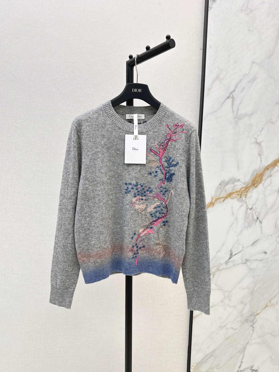 NO:441684,Exclusive first release CD 25Ss———The latest autumn and winter floral plant embroidery cashmere sweater heavy industry positioning embroidery craft blues smudge shadow super beautiful white and rich beauty must be included Luxury high-end items Classic straight and versatile style elegant and age-reducing girlish style, paired with gauze skirt and jeans, all look good in stock sml, skirts, jeans, sweaters, alexander wang19860909独家首发 CD 25Ss————秋冬最新款花卉植物刺绣羊绒毛衣重工定位刺绣工艺蓝调晕染阴影超美 白富美必入 奢华高级单品 经典直筒百搭版型气质优雅减龄少女风 搭配纱裙牛仔裤都好看 一色现货发售sml,,skirts,jeans,sweaters,alexander wang,Women's clothing