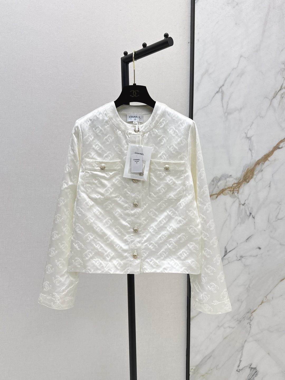 NO:441656,Exclusive first launch C home 25Ss———————The latest high-end original single-quality daylight round-neck jacket for early autumn, 100% heavy silk coco girls’ jacket for girls’ jackets, the best must-have for this season, 3D three-dimensional tailoring style, huge slim upper body, temperament, celebrity girl style, white and rich beauty must have high-end items, original custom quilted double C jacquard silk satin fabric + mold opening hardware buckle, perfect details, one color spot on sale sml, chanel, jackets & coats, jackets & coats, real silk, alexander wang19860909独家首发 C家 25Ss————早秋最新款高端原单品质白天光圆领夹克外套 百分百重磅真丝的coco女孩外套 本季最佳必入绝绝子 3D立体剪裁版型上身巨显瘦 气质名媛少女风 白富美必备高级单品 原版定制绗缝双c提花真丝缎面料+开模五金扣 细节完美 一色现货发售sml,,chanel,jackets & coats,jackets & coats,real silk,alexander wang,Women's clothing