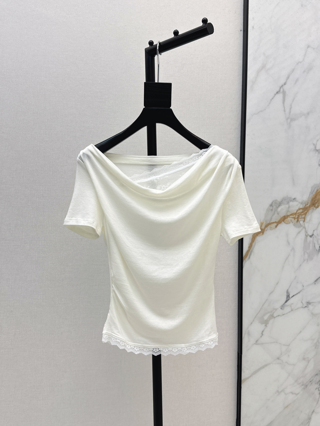 NO:441649,190SL 25Ss————The latest spring and summer style one-length spliced ​​lace decoration waist top custom cotton-blend fabric, light and breathable texture, comfortable and soft, one-length collar reveals the shoulder and neck, and makes it look thinner and feminine. Spliced ​​lace decoration demonstrates high-end positioning and fashionable tone. Regular version creates a gentle and quiet literary atmosphere. Two colors are available for sale in stock., loro piano, alexander wang19860909190SL 25Ss————春夏最新款一字领拼接蕾丝装饰收腰上衣定制棉混纺面料 质感轻薄透气 舒适柔软 一字肩领口露出肩颈更显瘦显女人味 拼接蕾丝装饰 彰显高级定位和时尚调性 常规版型 打造温柔恬静的文艺氛围感 两色现货发售sml,,loro piana,alexander wang,Women's clothing