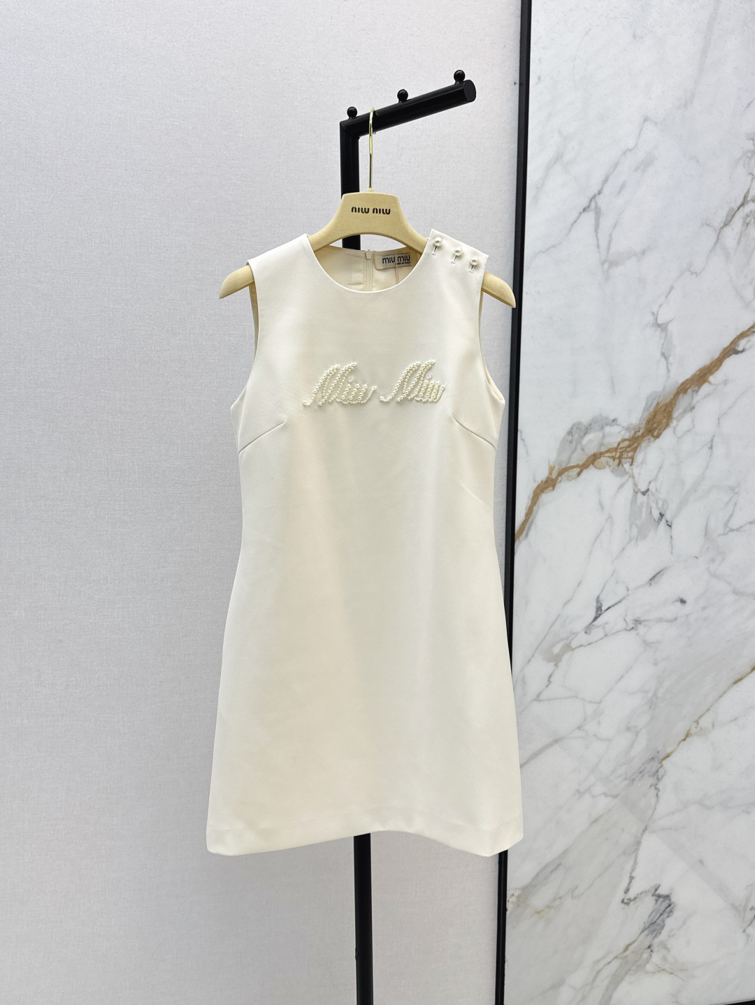 NO:441643,Miu 25Ss———The latest spring and summer heavy-duty positioning pearl decorative sleeveless dress, exquisite and beautiful and fashionable, the H-style is very hidden, all kinds of figures are easy to control, the worsted twill fabric is very high-end, commuting, it is also very delicate and elegant, the must-have princess dress of wealthy girls, one-color spot on sale sml, miumiu, skirts, alexander wang19860909Miu 25Ss———春夏最新款重工定位珍珠装饰无袖连衣裙 精致好看又洋气 H版型非常藏肉各种身材随意驾驭完全不挑人 精纺斜纹面料很高级 通勤特别推荐 日常穿也很精致又有气质感 富贵小姐姐必备公主裙 一色现货发售sml,,miumiu,skirts,alexander wang,Women's clothing