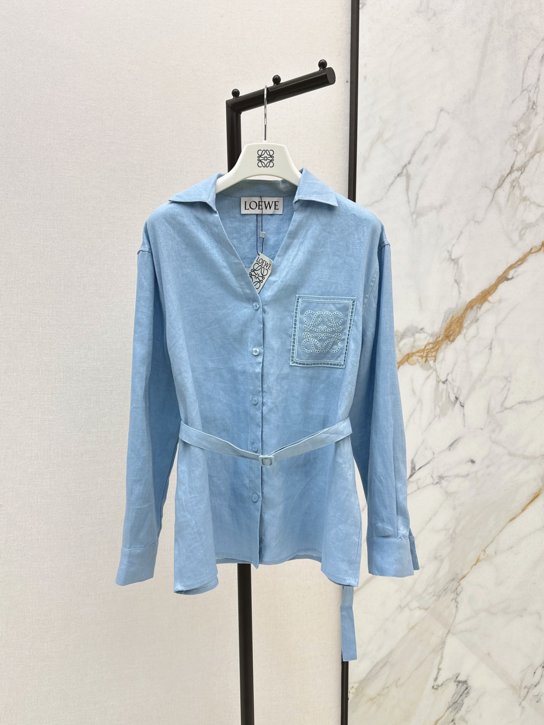 NO:441617,Loe 25Ss——————The latest cotton and linen lace-up waist-hugging shirt classic pocket embroidery logo low-key and small details, interpreting lazy and casual handsome high-end items. Two-color spot-on sml, loewe, shirts, alexander wang19860909Loe 25Ss————早秋最新款棉麻系带收腰衬衫经典的口袋刺绣小logo低调小细节感 演绎慵懒随性的帅气高级单品 两色现货发售sml,,loewe,shirts,alexander wang,Women's clothing