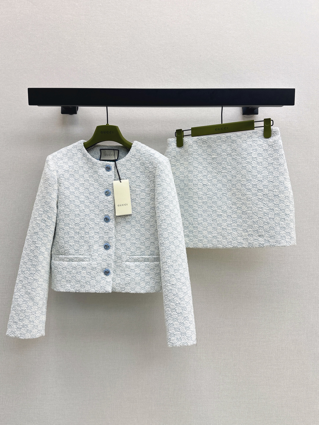 NO:441602,Outer skirt original single quality Gu 25Ss———The latest celebrity temperament suit for autumn and winter, woven round neck jacket + Mini skirt. The gg fabric developed by yb is beautiful in the baby blue color~~ Classic design is huge and slim. GG metal buckle decoration is luxurious and high-end. Temperament classic style is versatile and not picky about people and fashionable and high-end. One color is developed. SML, skirts, jackets & coats, alexander wang19860909外 半裙原单品质 Gu 25Ss————秋冬最新款名媛气质套装编织圆领外套+Mini半裙 yb开发的gg面料 baby蓝色系美翻了～～ 经典设计巨显瘦 GG金属扣装饰奢华又高级优雅 气质经典版型百搭不挑人时髦又高级 一色分开发 现货发售sml,,skirts,jackets & coats,alexander wang,Women's clothing