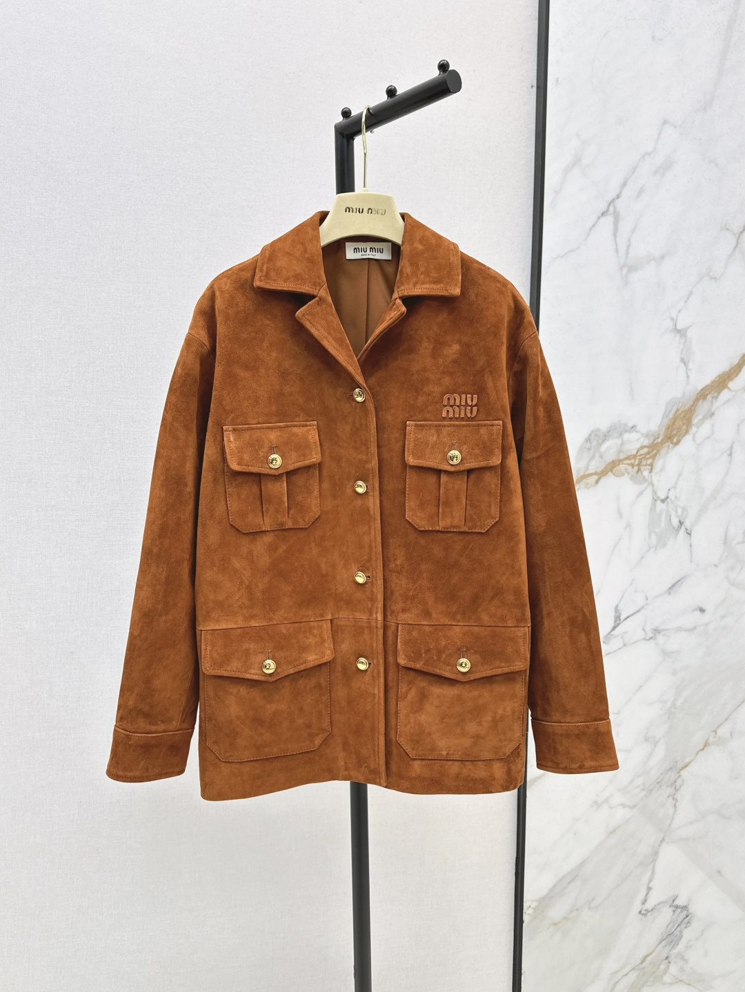 NO:443241,Miu 25Ss——————The latest retro brown suede lapel work jacket leather jacket Miu girl-style girl-style kidskin style outfit Exclusive custom imported 100% suede lambskin fabric Sweet girl-reducing girl-style temperament work pocket design Classic H loose style versatile and slim Positioning leather embroidered letter logo Sweet and cool fashionable girl wardrobe essential temperament items Two colors on sale sml, Miumiu, jackets & coats, jackets & coats, leather jacket, sheepskin, chamois leather, alexander wang19860909Miu 25Ss————早秋最新款复古棕色系麂皮绒翻领工装夹克皮衣外套miu系少女可露丽风穿搭 独家定制进口百分百麂皮绒小羊皮面料 甜妹减龄少女风气质工装口袋设计 经典H宽松版型百搭又显瘦 定位贴皮刺绣字母logo 甜酷的时髦少女衣橱必备气质单品 两色现货发售sml,,miumiu,jackets & coats,jackets & coats,leather jacket,sheepskin,chamois leather,alexander wang,Women's clothing