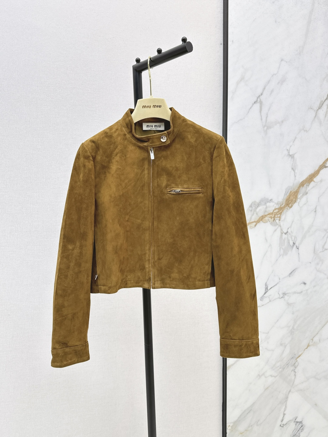 NO:443218,The same style as Li Landi Miu 25Ss—————The latest retro brown suede flight jacket leather jacket sweet girl-reducing girl-style temperament small stand collar design. Classic style versatile and slimming. 100% imported suede lambskin fabric. Back positioning sticker embroidered letter logo. Sweet and cool fashionable girl wardrobe must-have temperament items. Three-color spot on sale sml, miumiu, jackets & coats, jackets & coats, leather jacket, sheepskin, chamois leather, alexander wang19860909李兰迪同款 Miu 25Ss————早秋最新款复古棕色系麂皮绒飞行夹克皮衣外套甜妹减龄少女风气质小立领设计 经典版型百搭又显瘦 百分百进口麂皮绒小羊皮面料 后背定位贴皮刺绣字母logo 甜酷的时髦少女衣橱必备气质单品 三色现货发售sml,,miumiu,jackets & coats,jackets & coats,leather jacket,sheepskin,chamois leather,alexander wang,Women's clothing