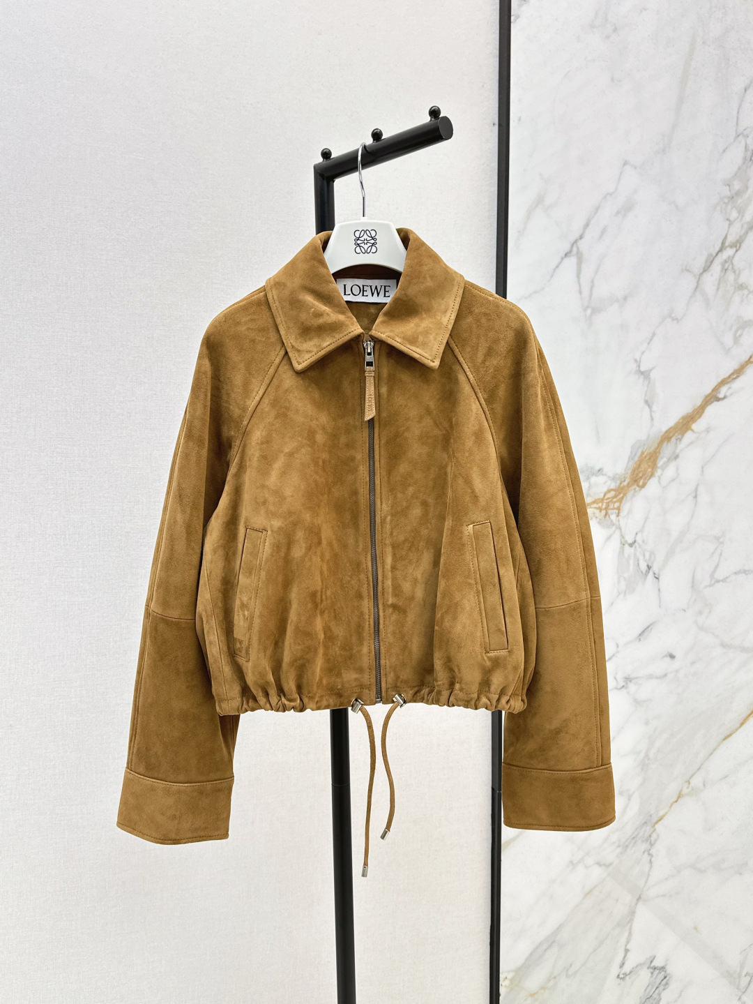 NO:443274,Exclusive first release Loe 25Ss—————————The latest retro suede jacket leather jacket modern and fashionable overzise hem leather strip drawstring design Three-dimensional tailoring seems simple, super heavy top 100% imported suede lambskin fabric leather fleshy, oily, thick and wide, retro American classic super love, A and casual lazy style, two colors are on sale in stock sml,,loewe, jackets & coats, jackets & coats,leather jacket, sheepskin,chamois leather,alexander wang19860909独家首发 Loe 25Ss—————早秋最新款复古麂皮绒夹克皮衣外套摩登时髦overzise下摆皮条抽绳设计 立体剪裁看似简单版型超重顶级百分百进口麂皮绒小羊皮面料 皮质肉感油润厚实挺阔 复古美式经典超级大爱 又A又飒随性的慵懒风 两色现货发售sml,,loewe,jackets & coats,jackets & coats,leather jacket,sheepskin,chamois leather,alexander wang,Women's clothing