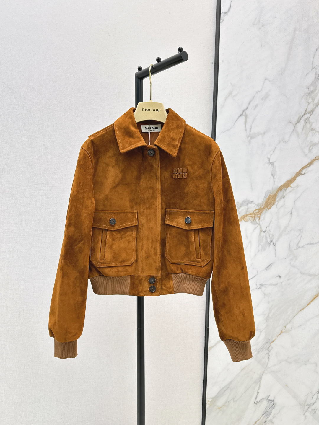 NO:443268,Exclusive first launch Miu 25Ss——————The latest retro literary and elegant style of early autumn, Maillard College style short jacket 3D three-dimensional tailoring style, versatile and slim original customization~nostalgic retro style is super handsome, embroidered letter logo is low-key and luxurious, original customization is 100% cashmere leather texture is superb, classic small lapel design shows temperament~ salty and sweet temperament is age-reducing girlish style, versatile and not picky, one-color spot on sale sml,,miumiu, jackets & coats,alexander wang19860909独家首发 Miu 25Ss————早秋最新款复古文艺气质美拉德学院风短款外套3D立体剪裁版型百搭又显瘦 原版定制～怀旧复古风超级帅气 刺绣字母logo低调奢华 原版定制百分百山羊绒面皮质感超赞 经典小翻领设计尽显气质～可盐可甜气质减龄少女风 百搭不挑人 一色现货发售sml,,miumiu,jackets & coats,alexander wang,Women's clothing