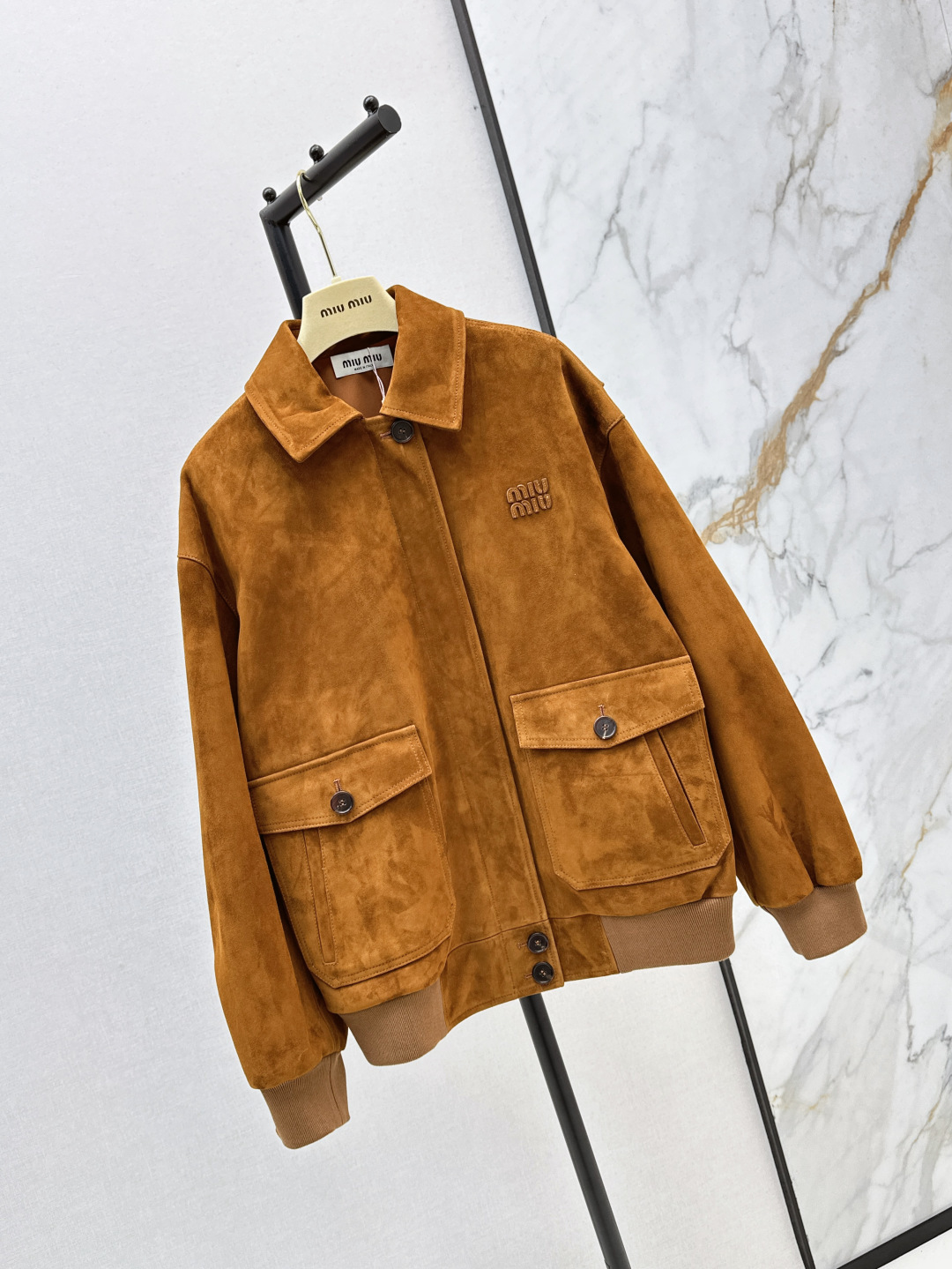 NO:443261,Exclusive first launch Miu 25Ss——————The latest retro literary and elegant style of early autumn, Maillard College style jacket 3D three-dimensional tailoring, versatile and slim, original customization ~ nostalgic retro style super handsome embroidered letter logo low-key luxury original customization 100% cashmere leather texture is superb, classic lapel design shows temperament ~ salty and sweet temperament to reduce age-reducing girlish style versatile and not picky, one-color spot on sale sml, miumiu, jackets & coats, alexander wang19860909独家首发 Miu 25Ss————早秋最新款最新款复古文艺气质美拉德学院风外套3D立体剪裁版型百搭又显瘦 原版定制～怀旧复古风超级帅气 刺绣字母logo低调奢华 原版定制百分百山羊绒面皮质感超赞 经典翻领设计尽显气质～可盐可甜气质减龄少女风 百搭不挑人 一色现货发售sml,,miumiu,jackets & coats,alexander wang,Women's clothing